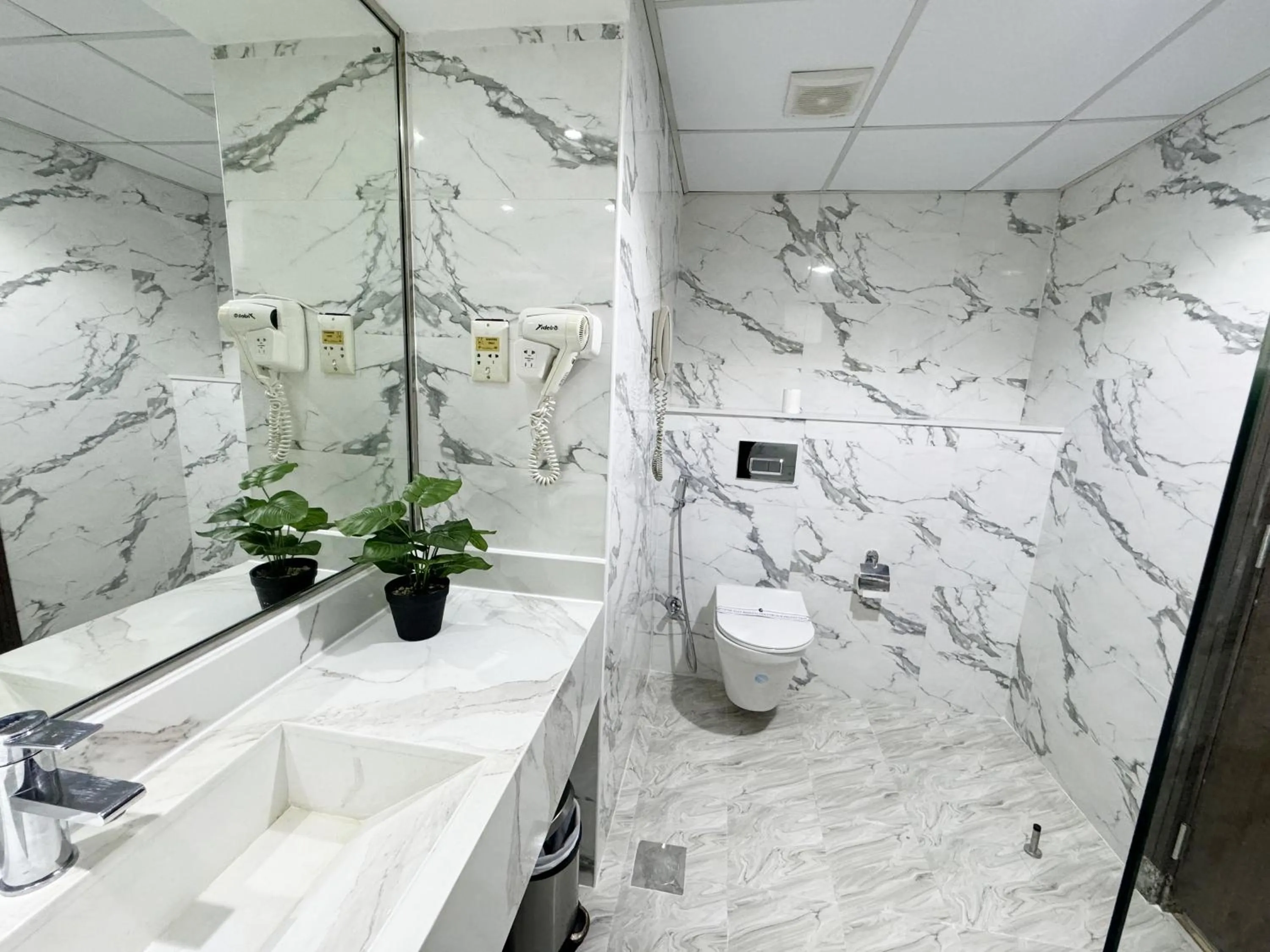 Bathroom in Fortune Plaza Hotel, Dubai Airport