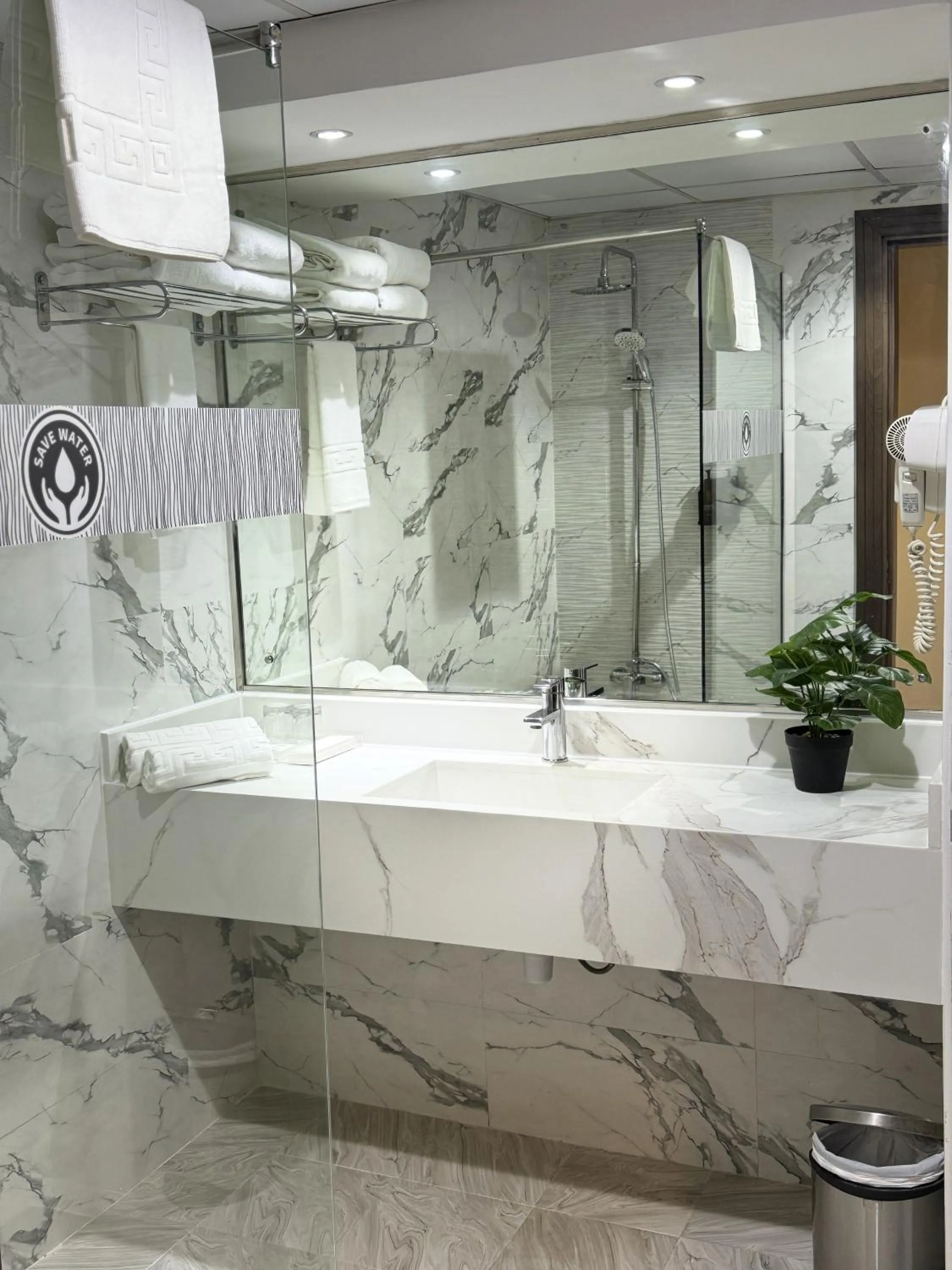 Bathroom in Fortune Plaza Hotel, Dubai Airport