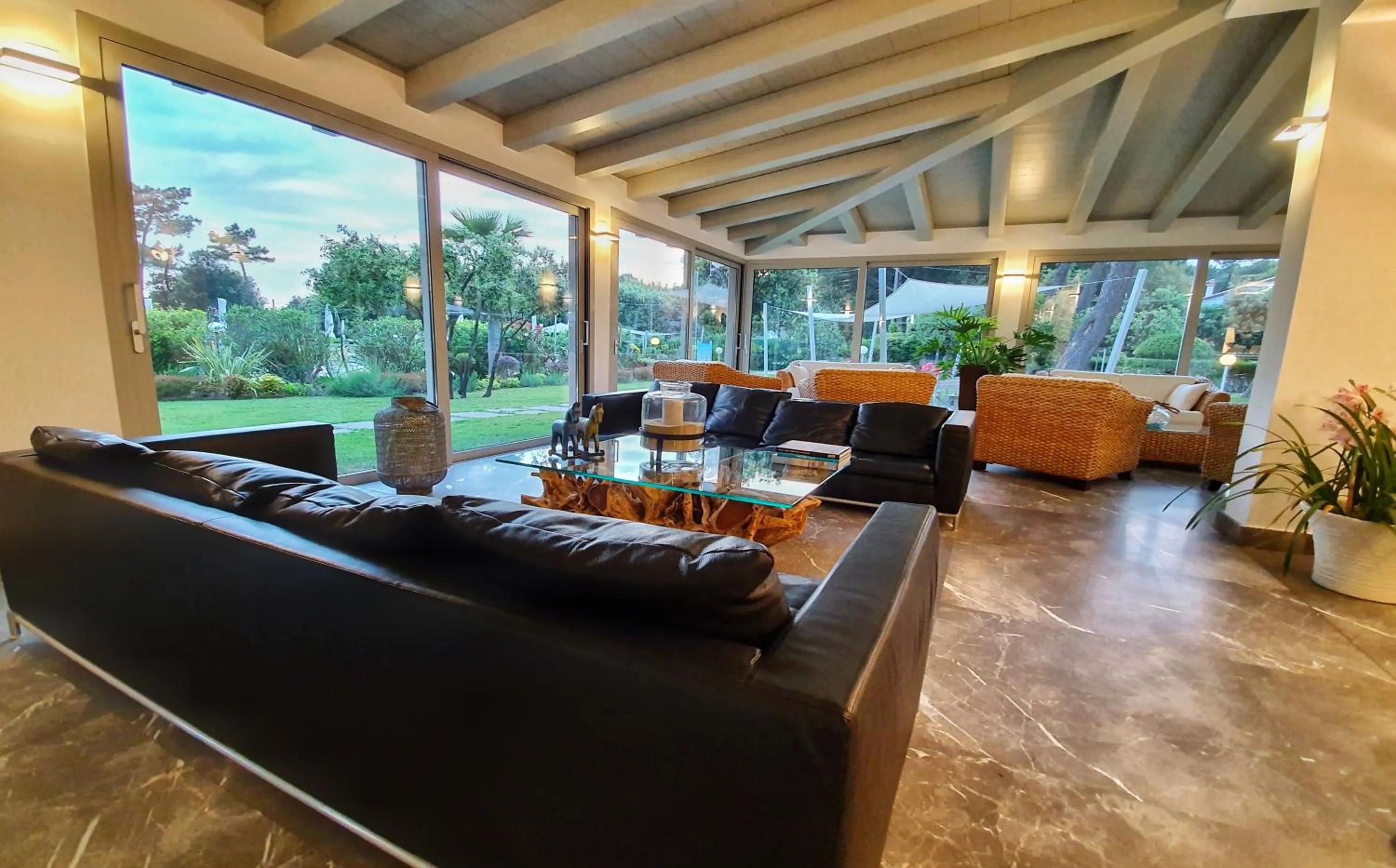 Communal lounge/ TV room in Hotel Villa Elsa