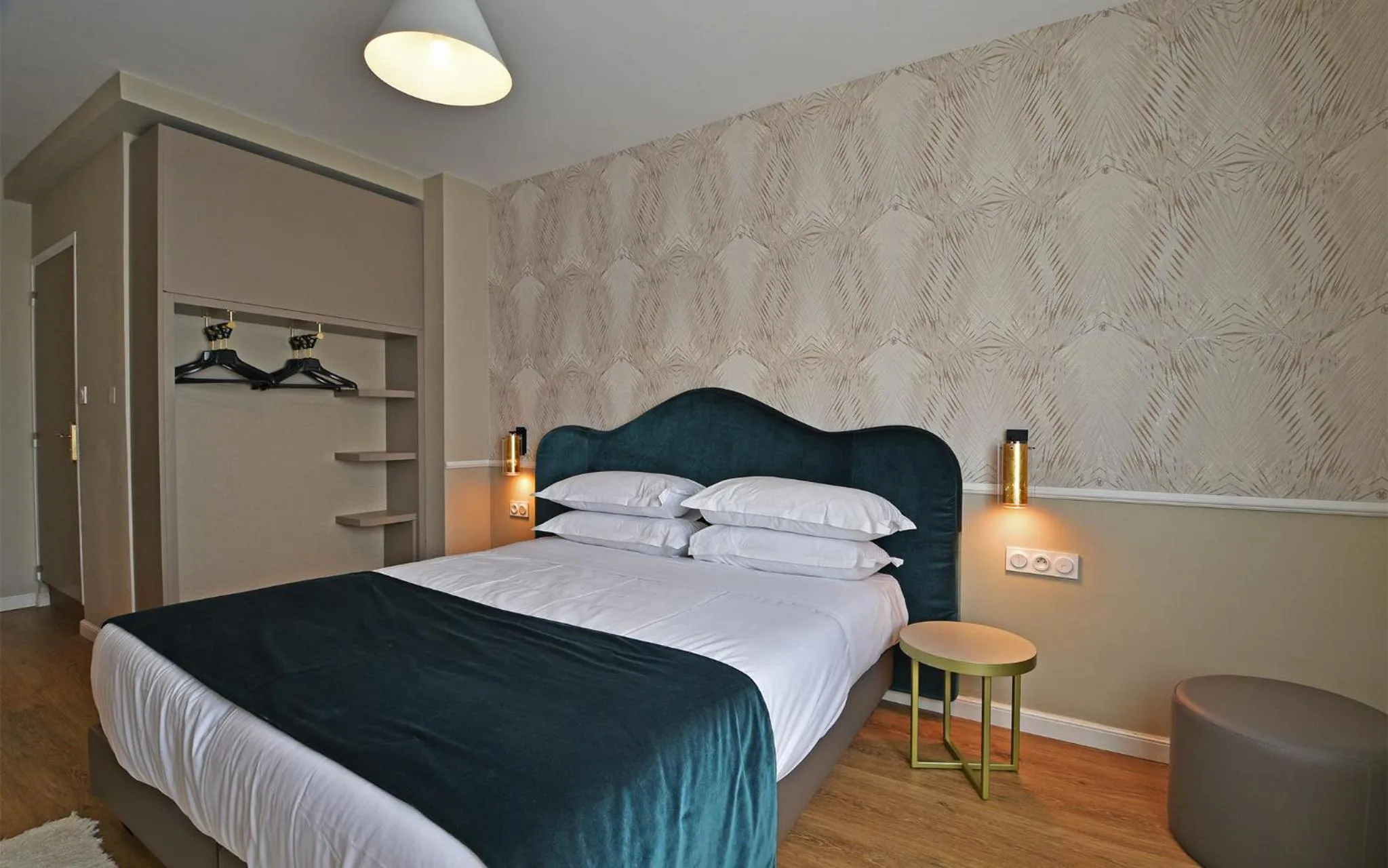 Bedroom, Bed in Hotel Restaurant Christophe Colomb