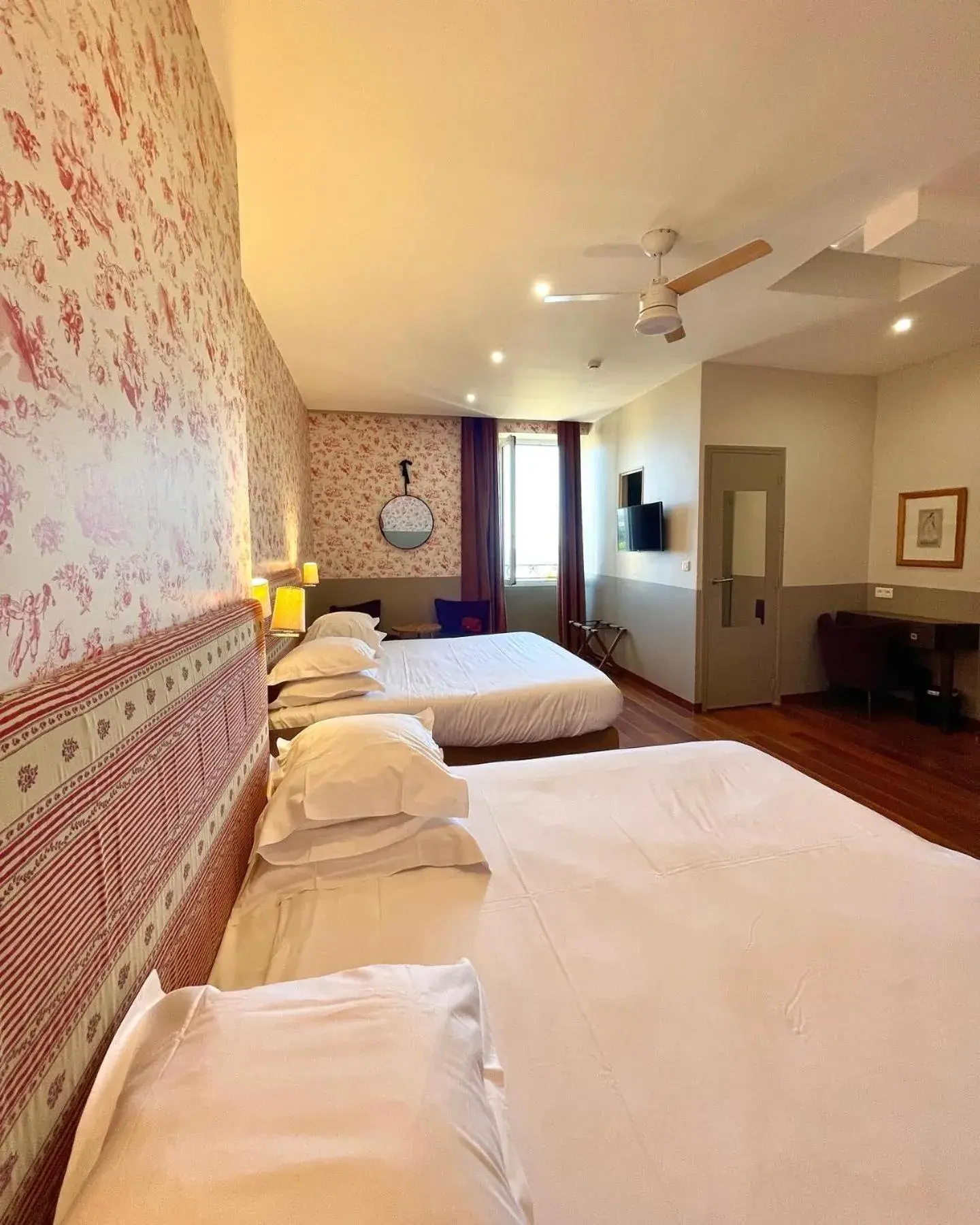 Quadruple Room with Sea View in Hotel Restaurant Christophe Colomb Quadruple Room with Sea View in Hotel Restaurant Christophe Colomb