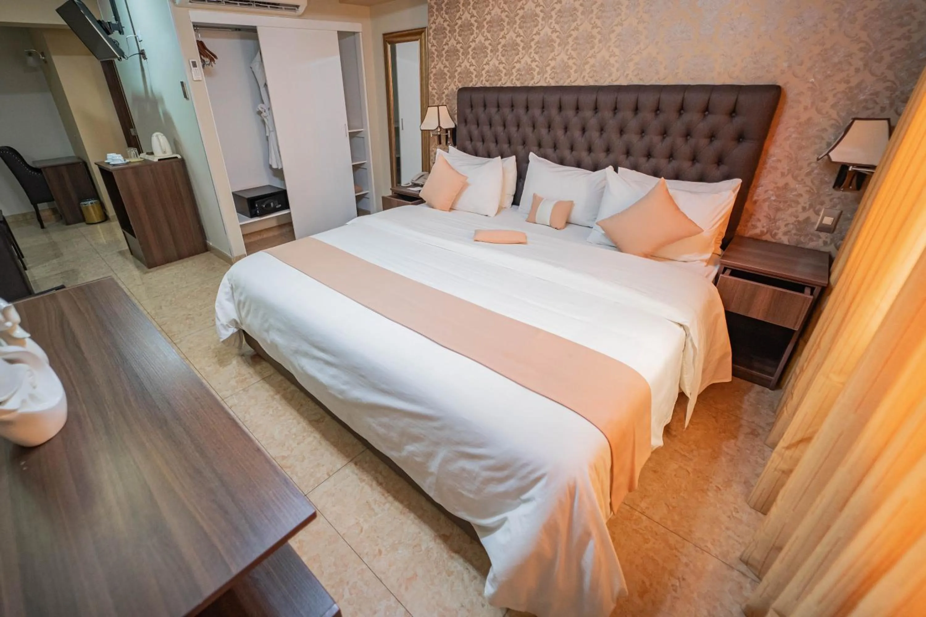 wardrobe, Bed in Gran Recreo Hotel - Trujillo - Perú