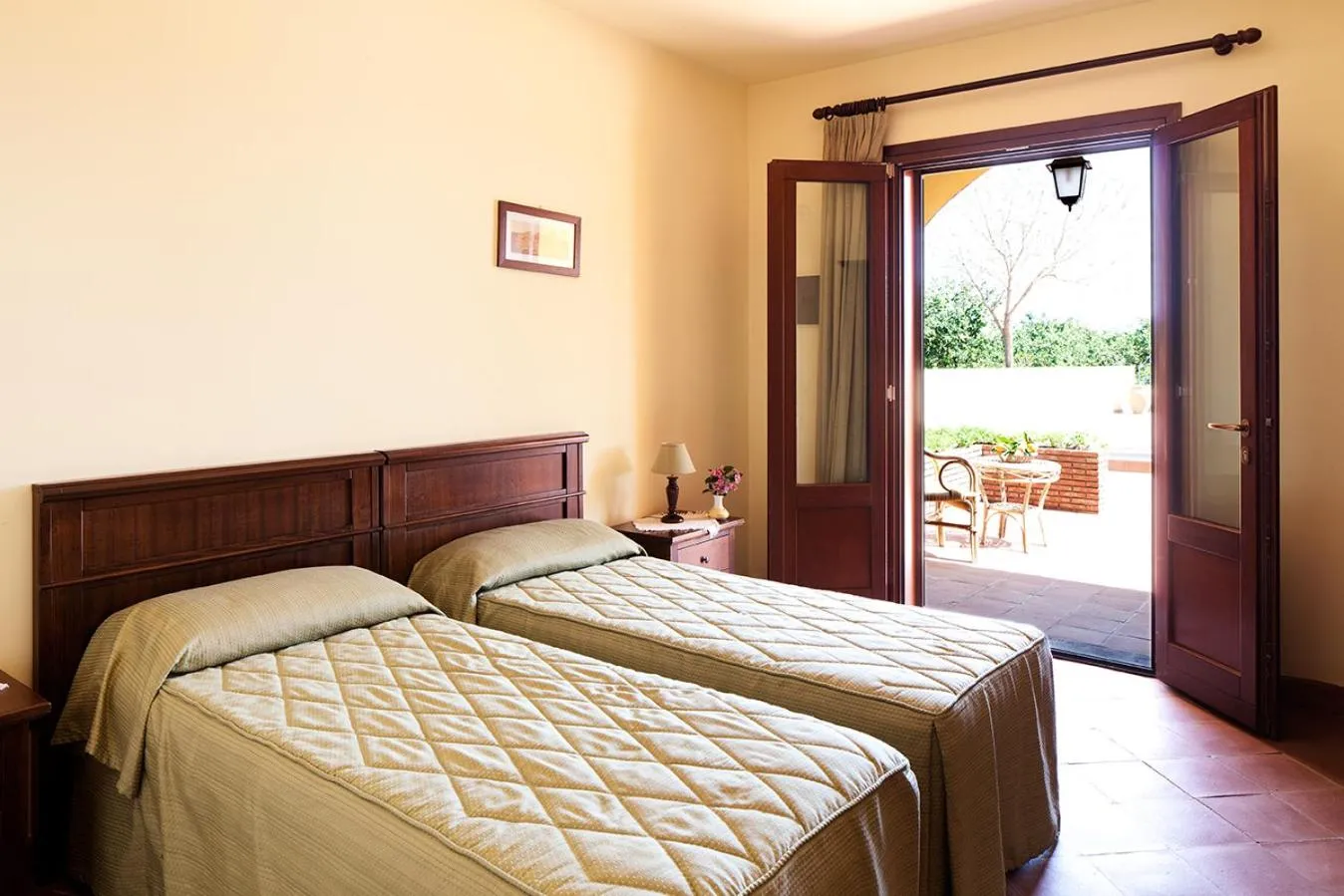 Photo of the whole room, Bed in La Terra Del Mezzo