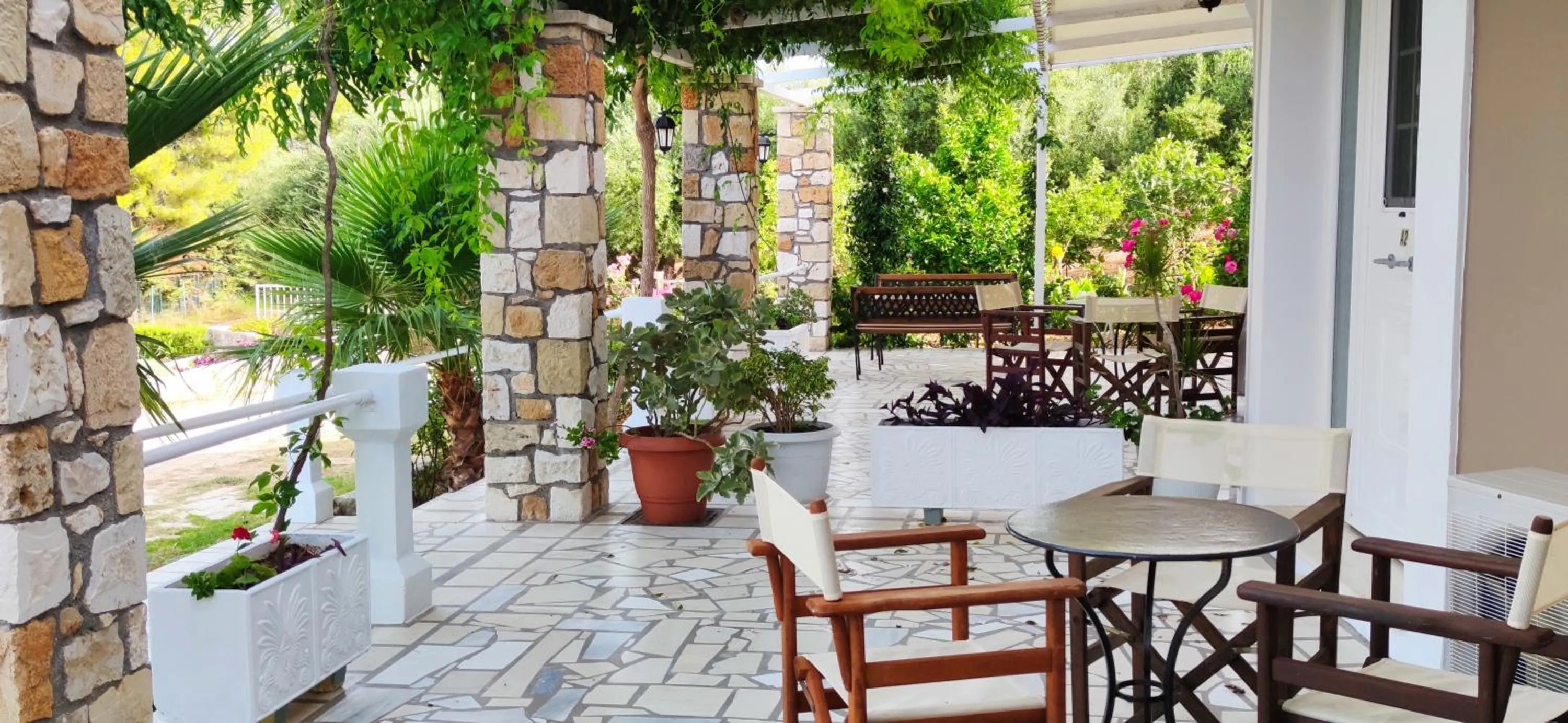 Patio in Oskars Studios & Apartments