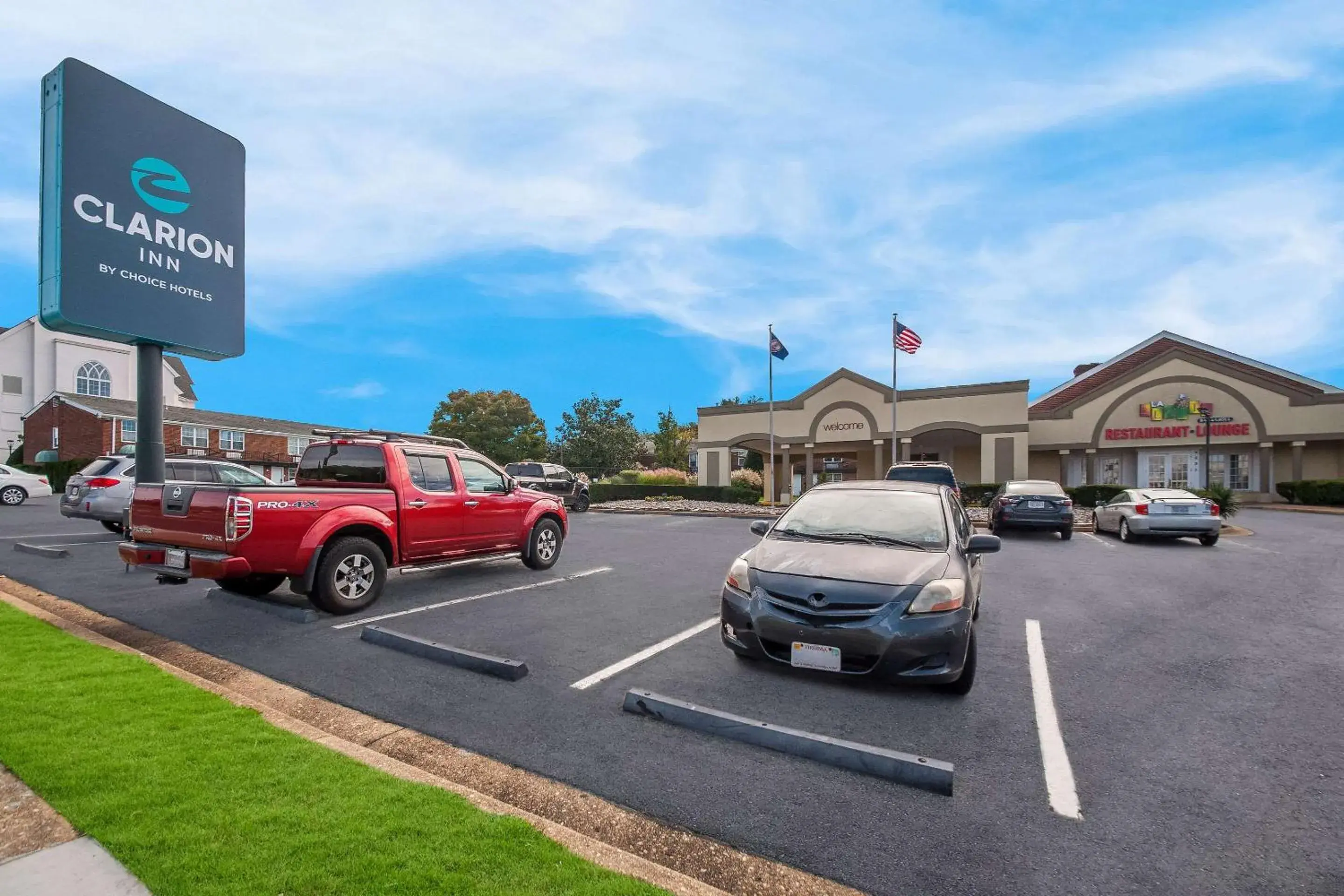 Property building in Clarion Inn Falls Church-Arlington Property building in Clarion Inn Falls Church-Arlington