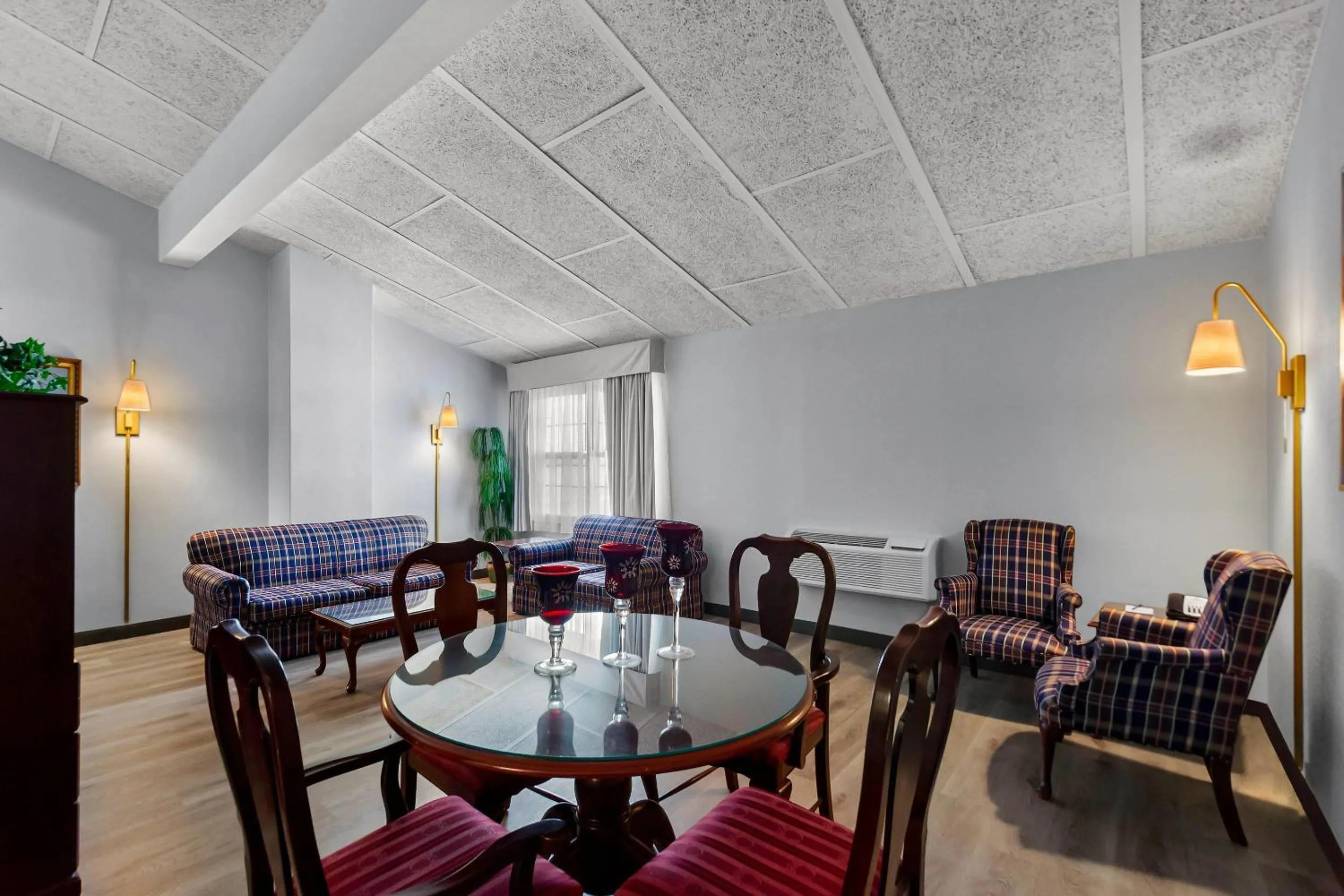 Bedroom in Clarion Inn Falls Church-Arlington