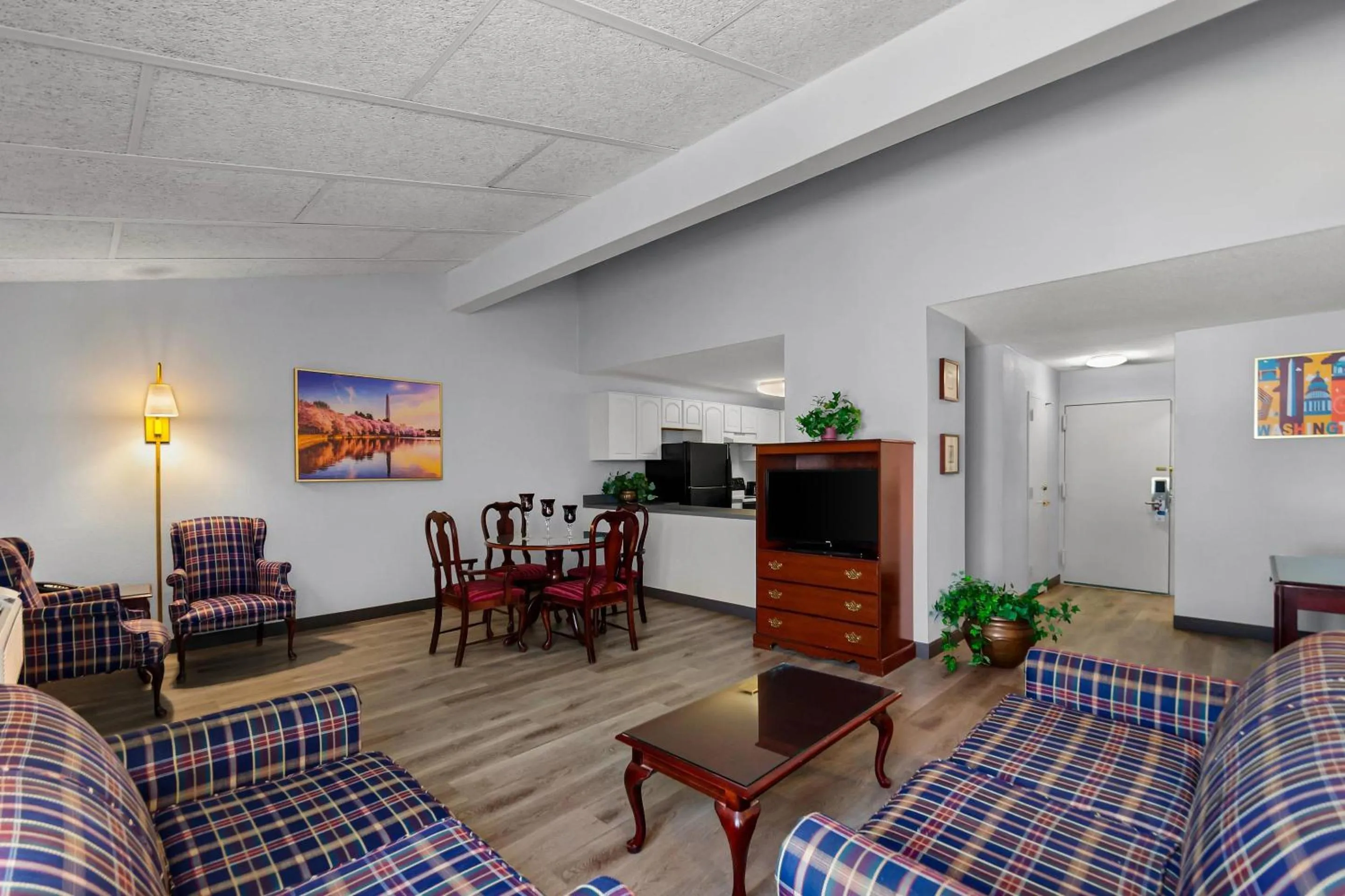 Bedroom in Clarion Inn Falls Church-Arlington