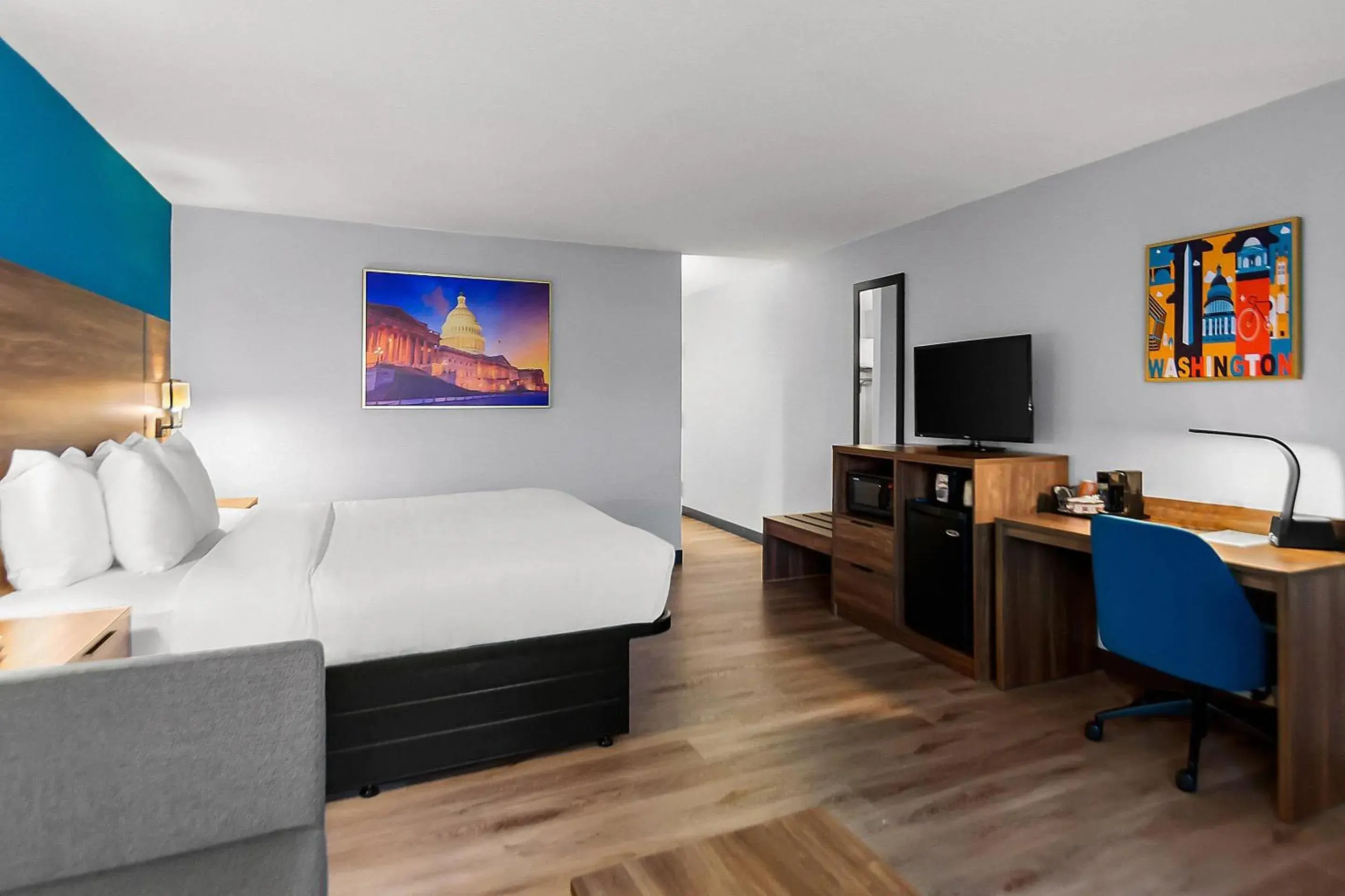 Bedroom, Bed in Clarion Inn Falls Church-Arlington Bedroom, Bed in Clarion Inn Falls Church-Arlington