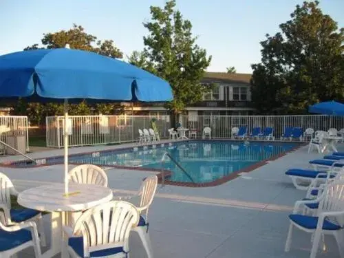 Swimming pool in Clarion Inn Falls Church-Arlington Swimming pool in Clarion Inn Falls Church-Arlington