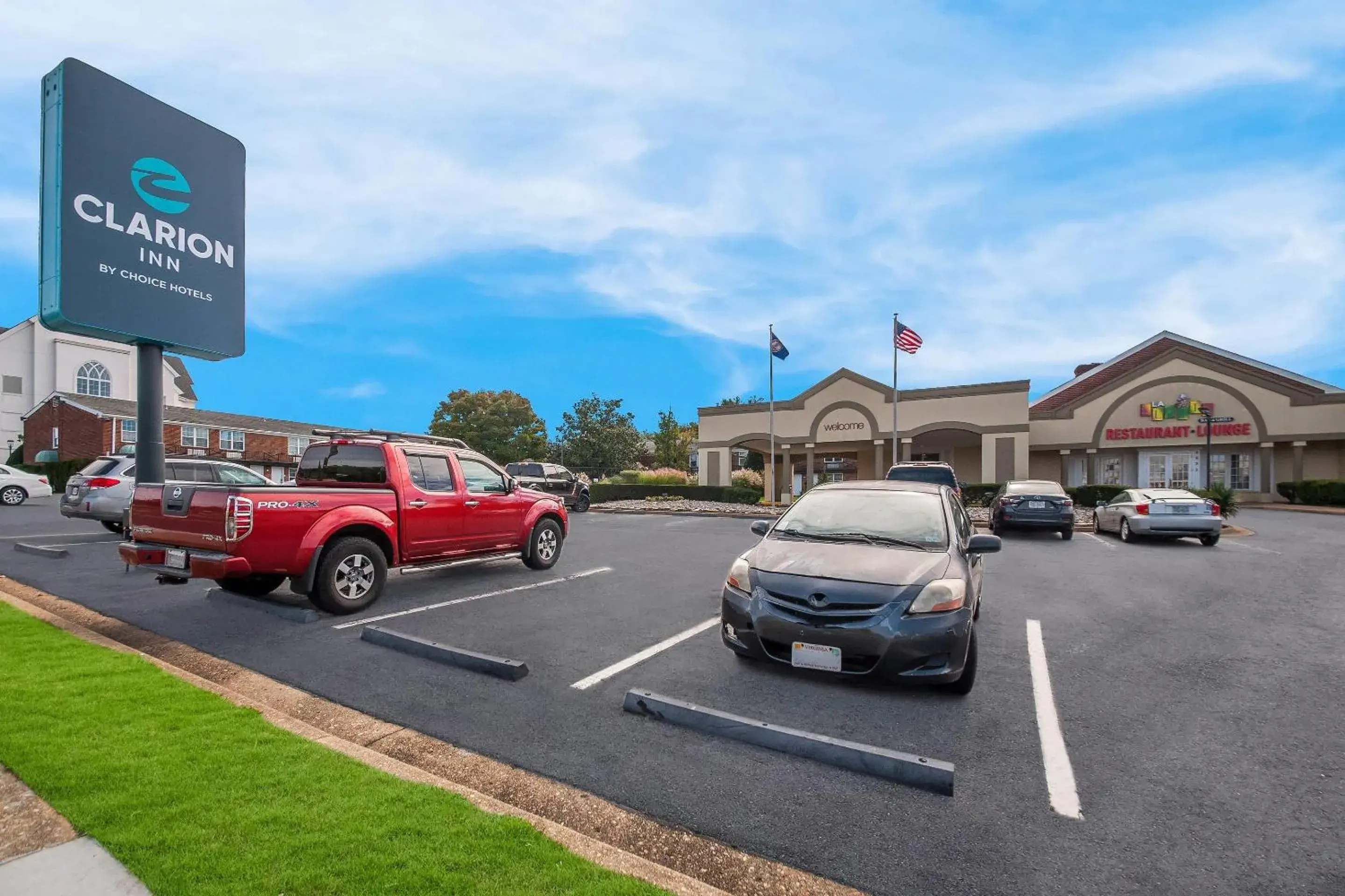 Property building in Clarion Inn Falls Church-Arlington Property building in Clarion Inn Falls Church-Arlington