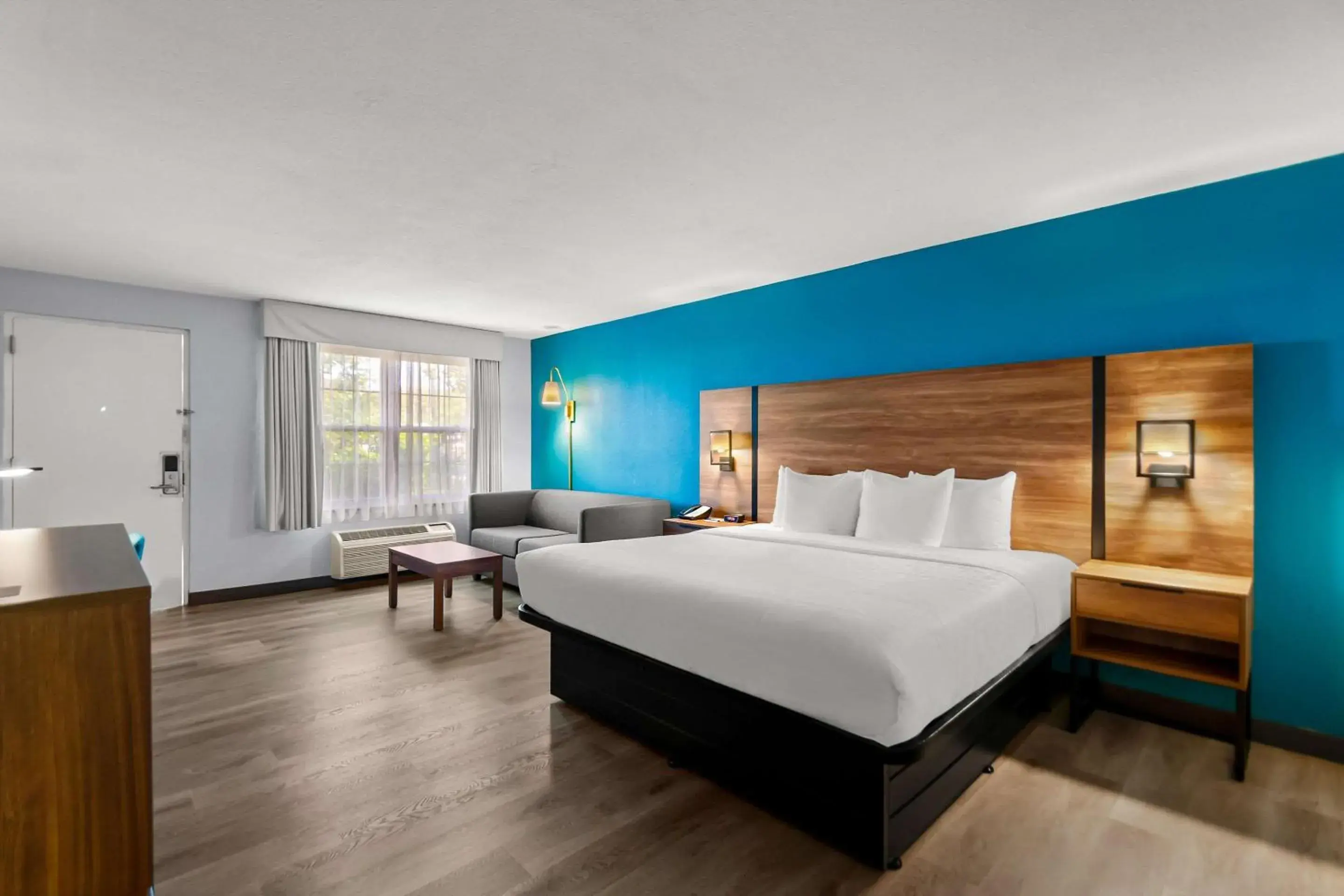 Bedroom, Bed in Clarion Inn Falls Church-Arlington Bedroom, Bed in Clarion Inn Falls Church-Arlington