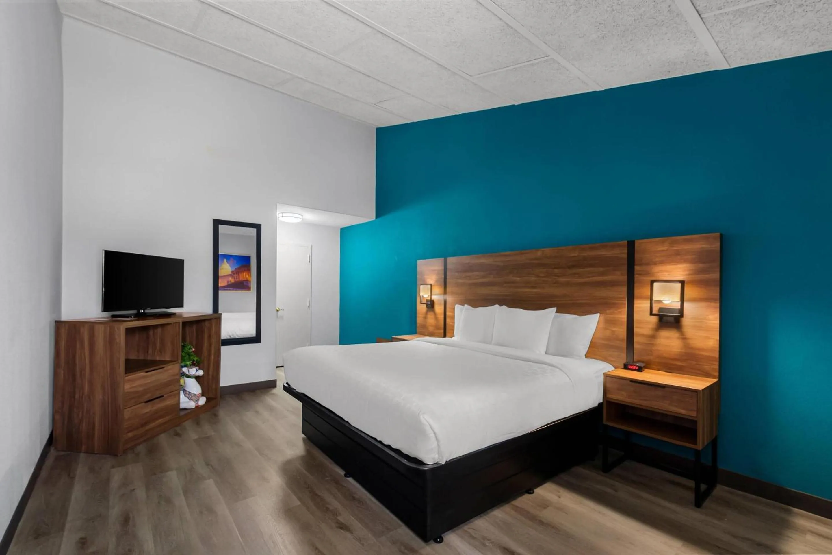 Bedroom, Bed in Clarion Inn Falls Church-Arlington