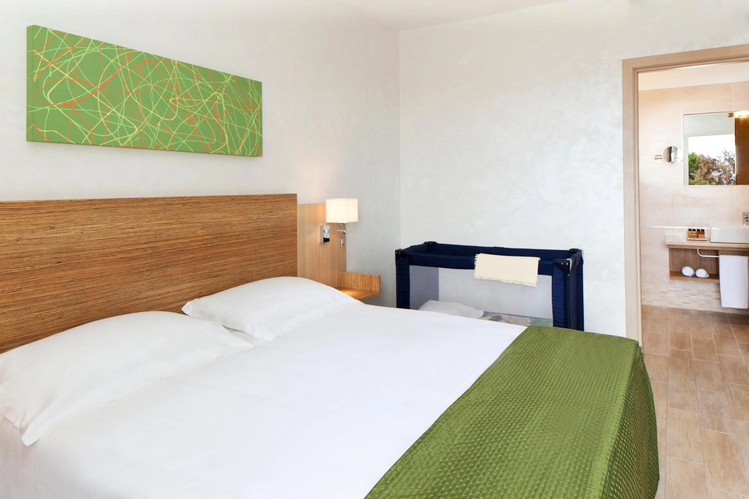 Bed in Golfo del Sole Hotel & Holiday Resort