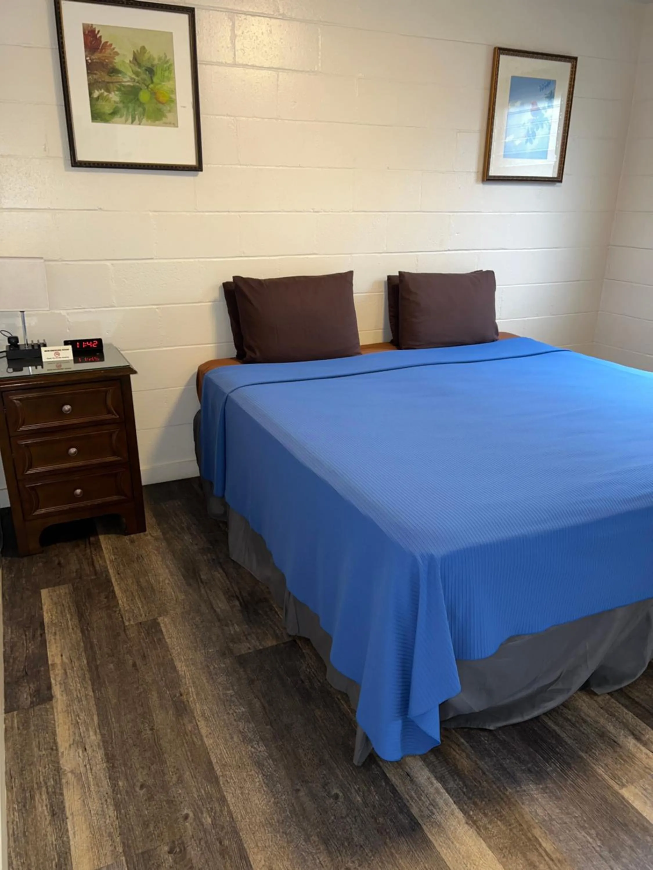 Bed in Tip Top Motel