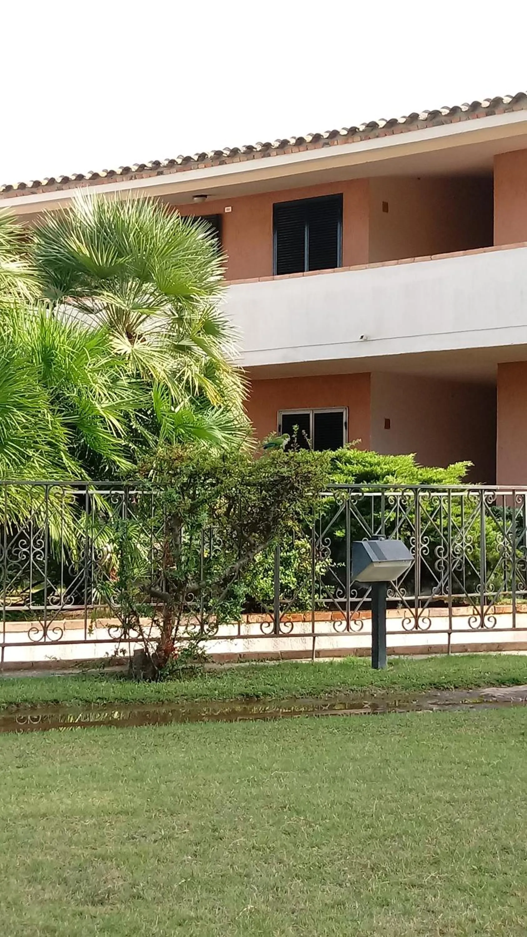 Inner courtyard view in Verdemare Sardegna Uno