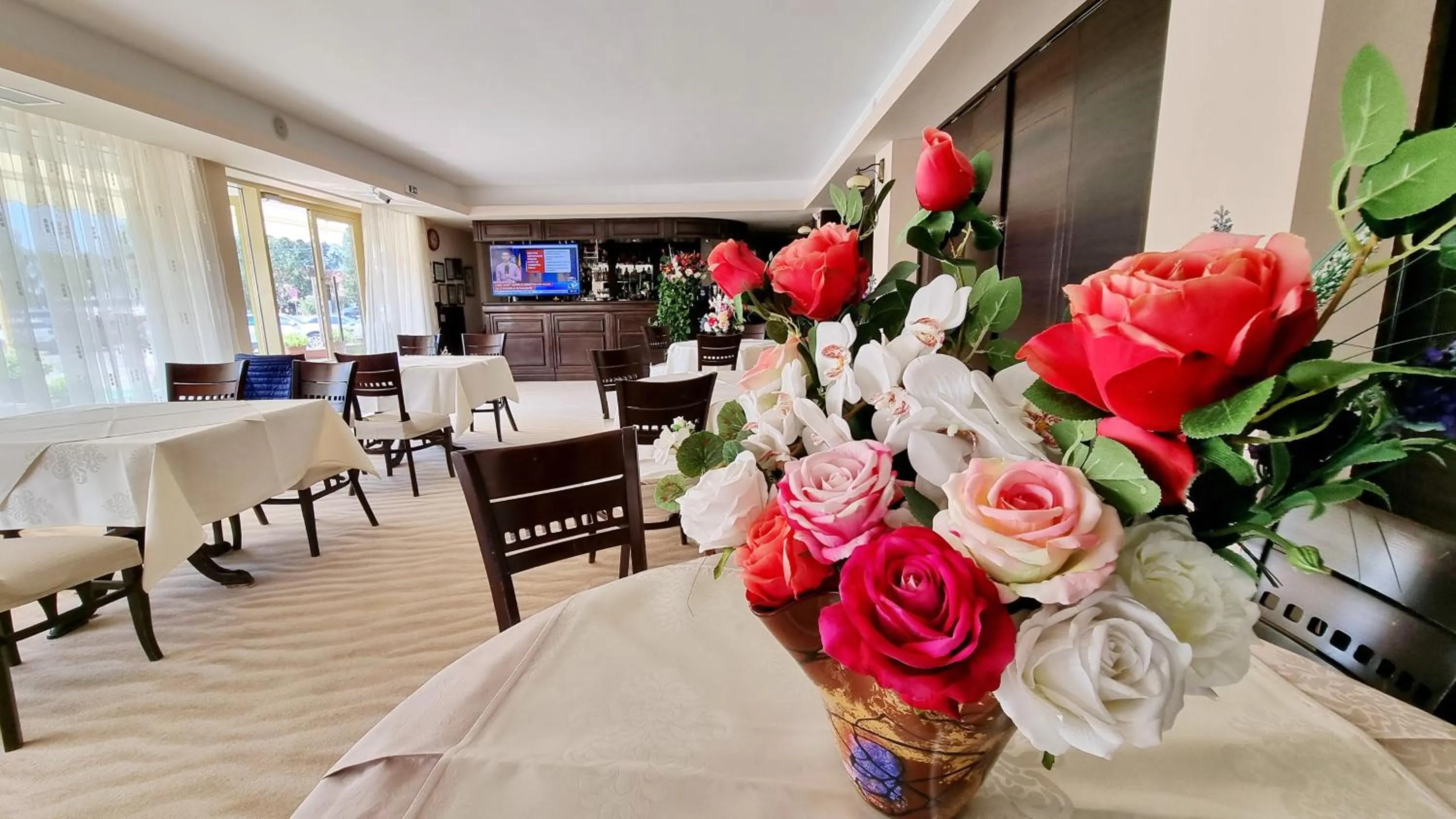 Restaurant/places to eat in Hotel Condor