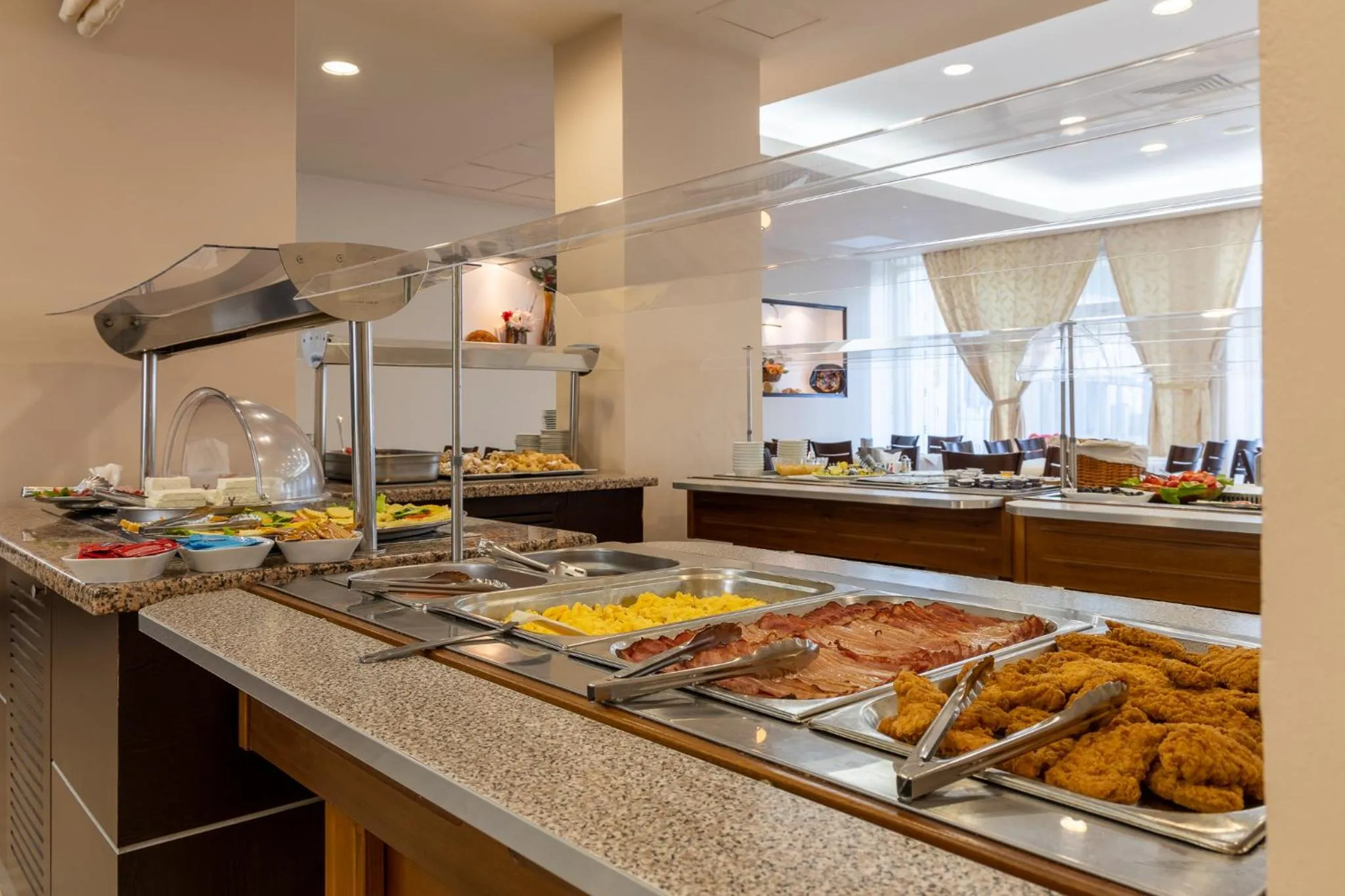 Restaurant/places to eat in Hotel Condor