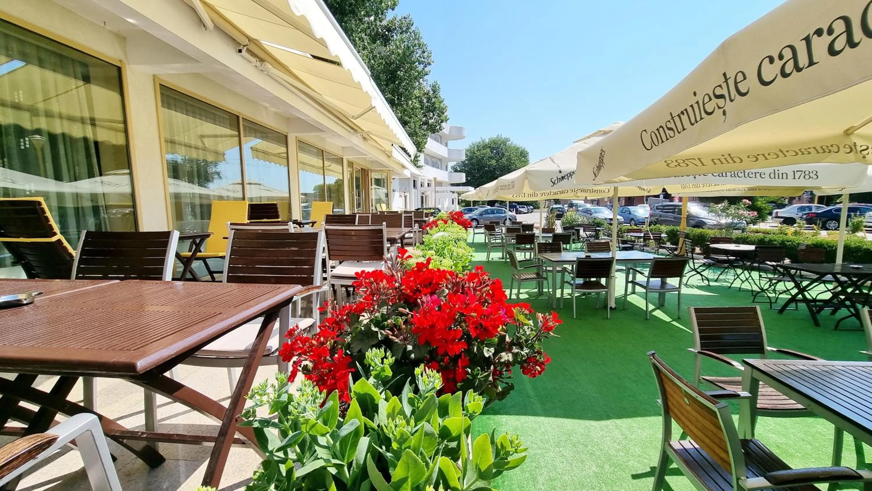 Restaurant/places to eat in Hotel Condor