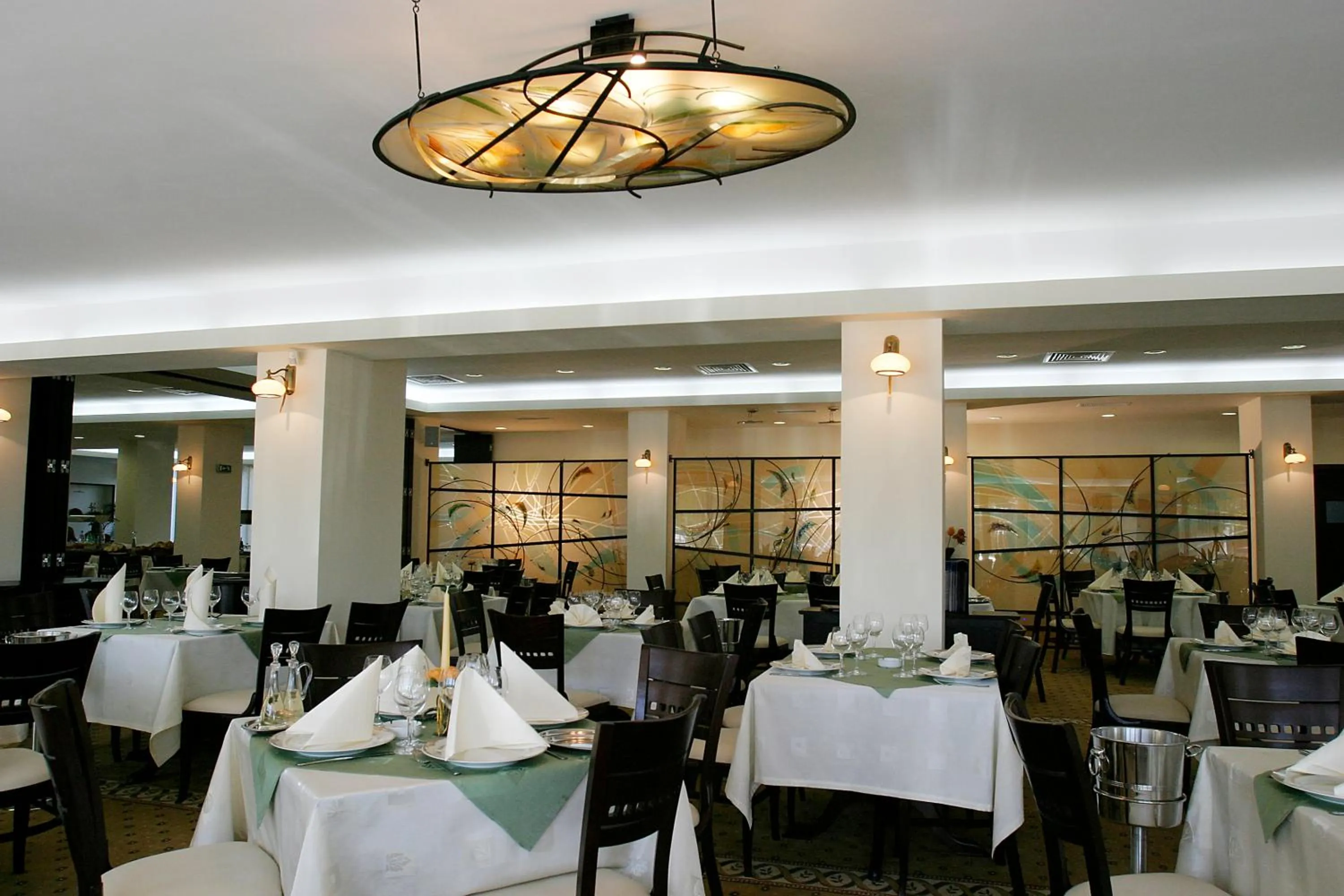 Restaurant/places to eat in Hotel Condor