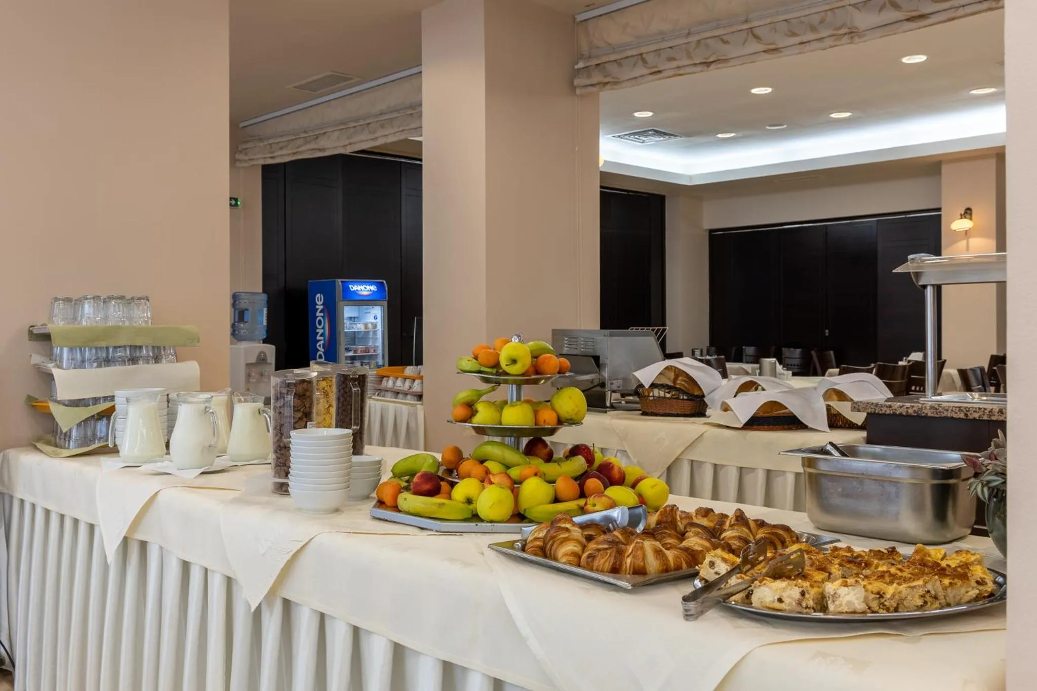 Restaurant/places to eat in Hotel Condor