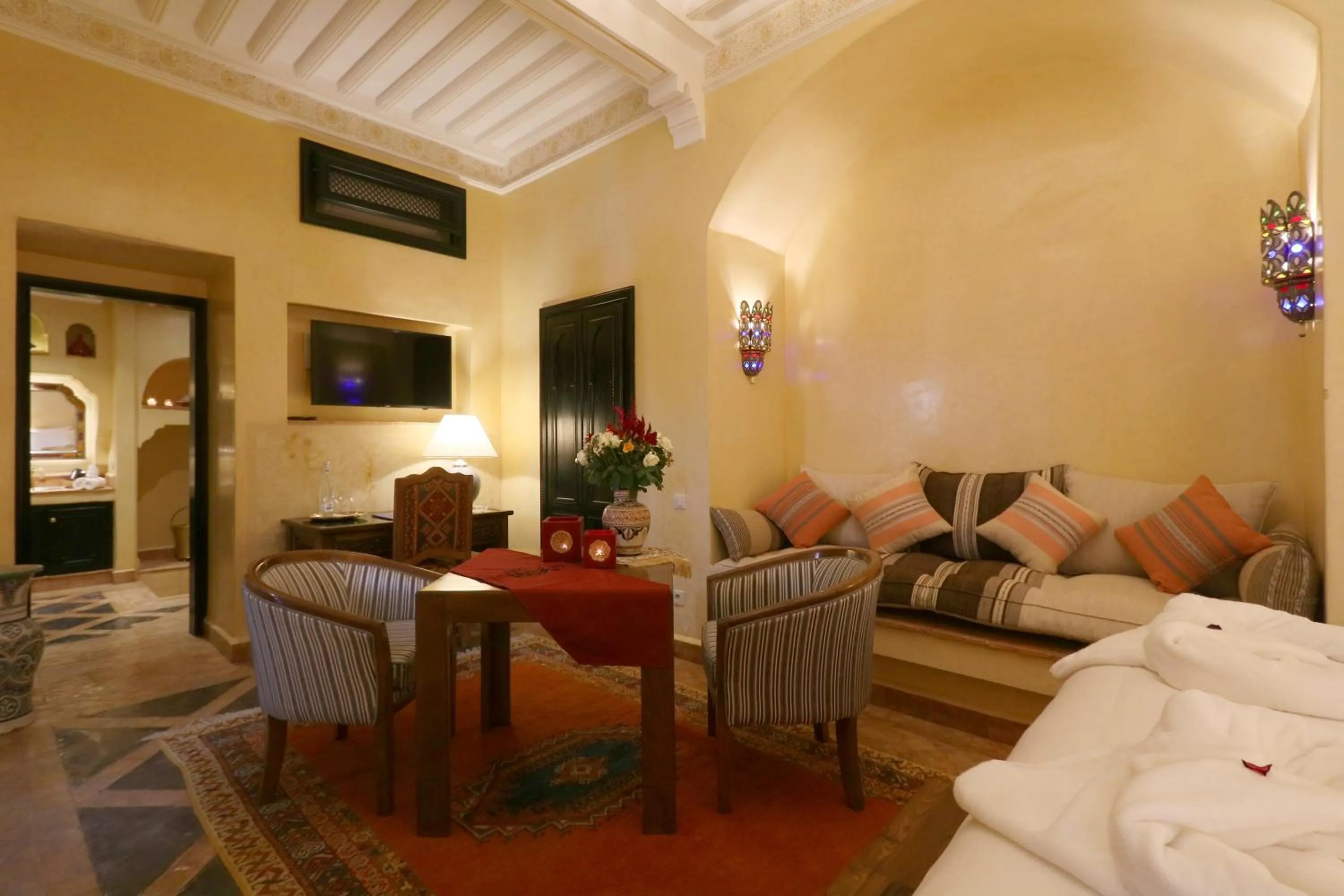 Living room, Bed in Riad Omara al Kasbah