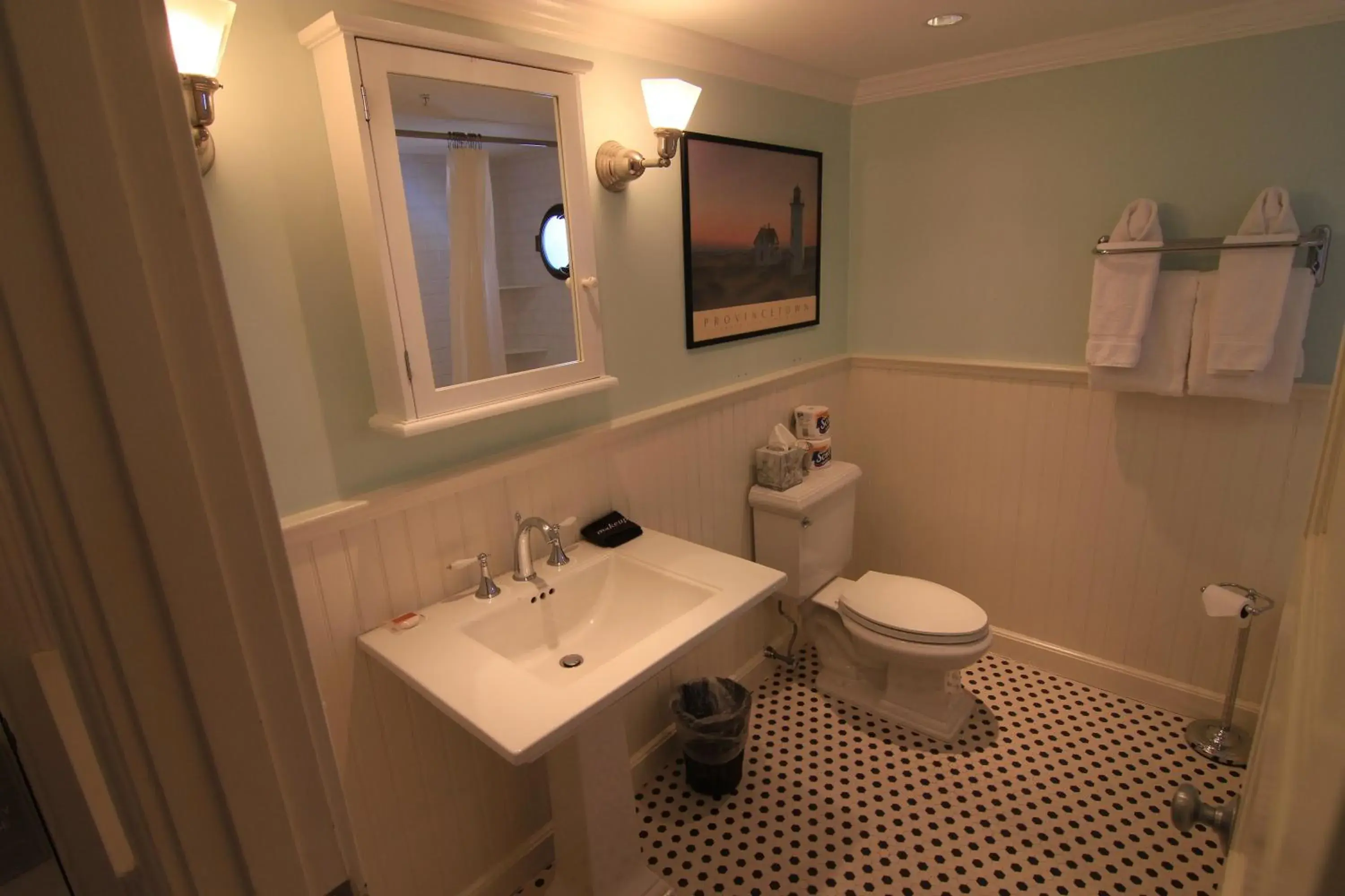 Queen Room in Anchor Inn Beach House Queen Room in Anchor Inn Beach House
