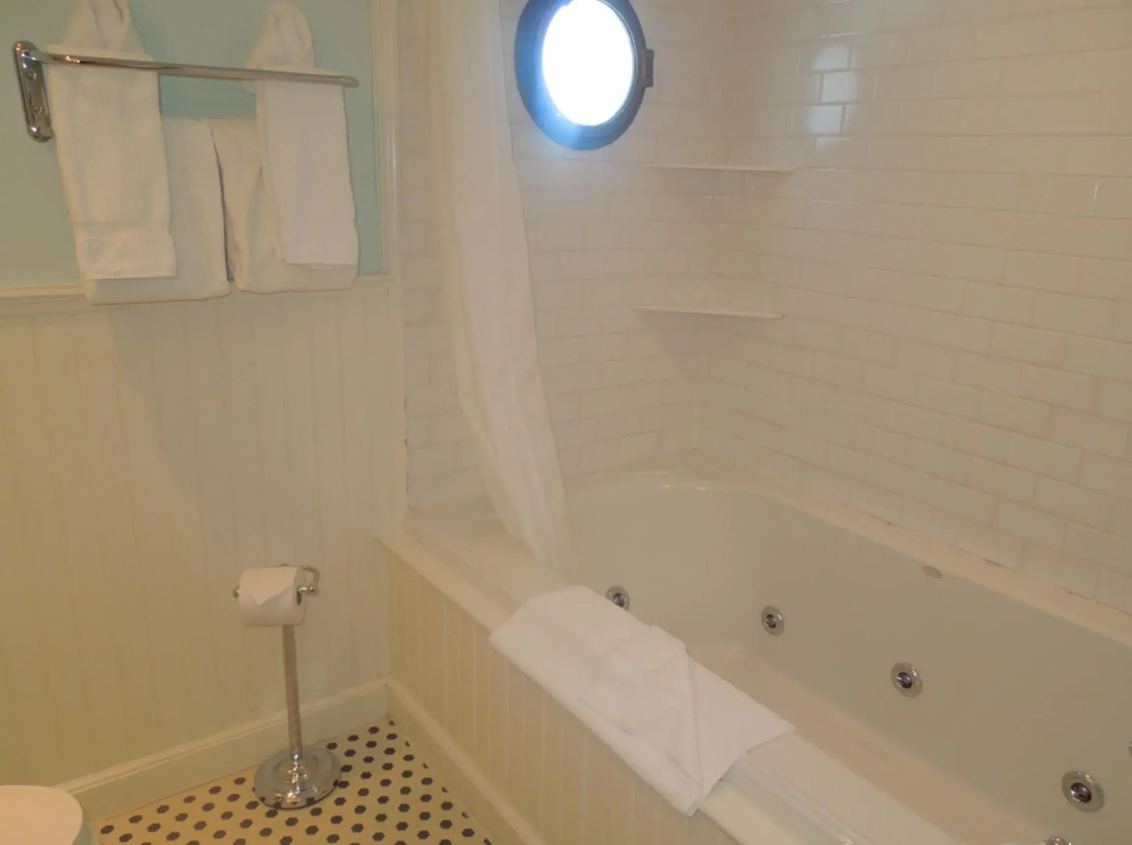 Queen Room in Anchor Inn Beach House Queen Room in Anchor Inn Beach House