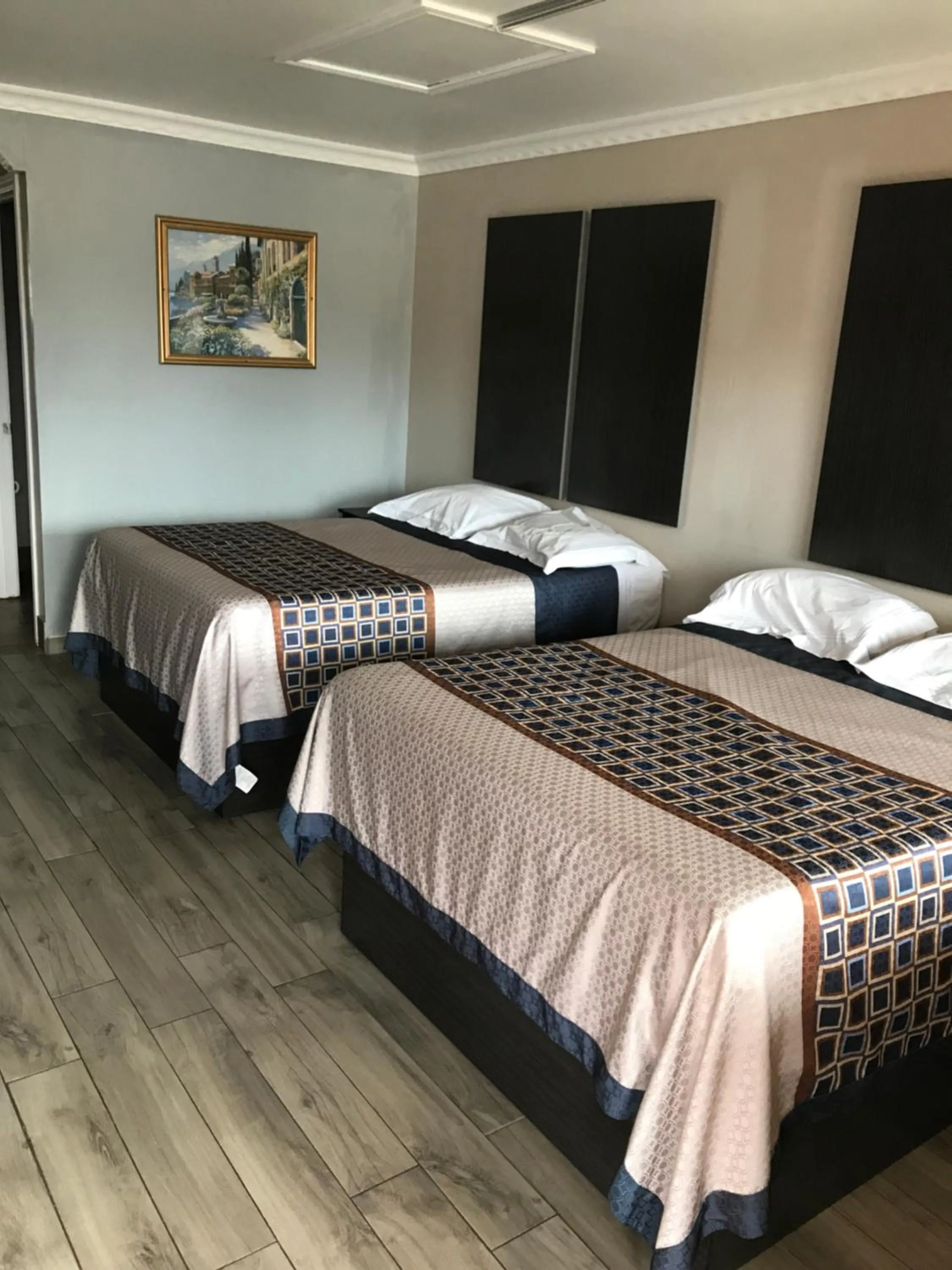 Bed in SouthTown S.A. Inn