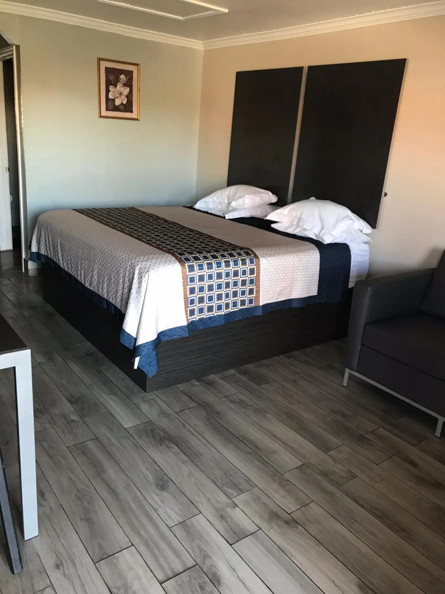 Bed in SouthTown S.A. Inn