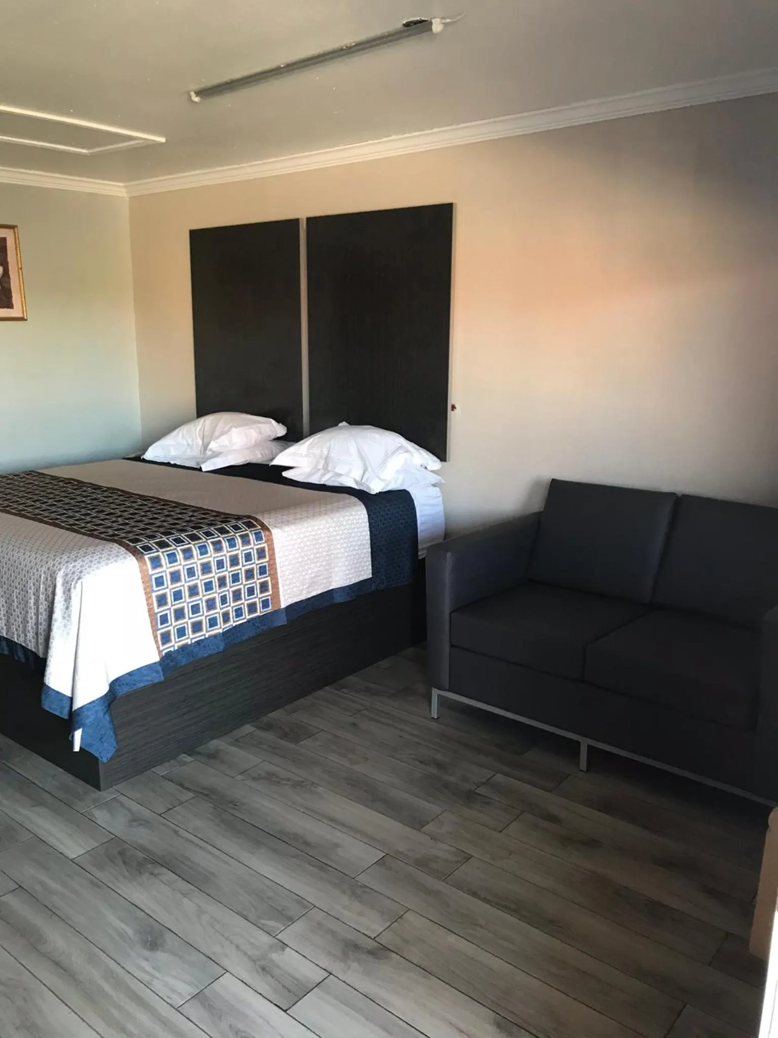 Bed in SouthTown S.A. Inn