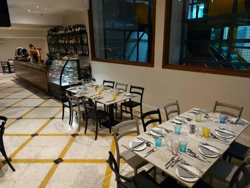Restaurant/places to eat in Ambassador Hotel Restaurant/places to eat in Ambassador Hotel