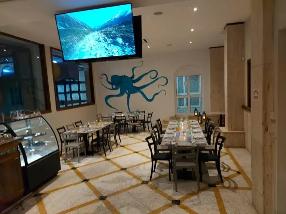 Restaurant/places to eat in Ambassador Hotel Restaurant/places to eat in Ambassador Hotel