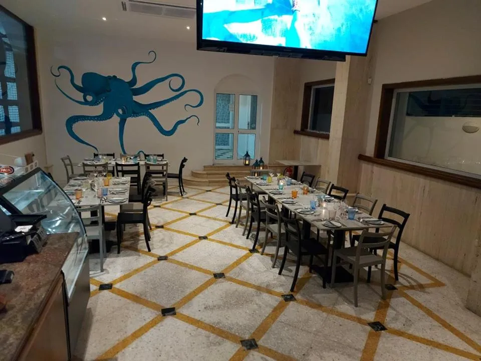 Restaurant/places to eat in Ambassador Hotel