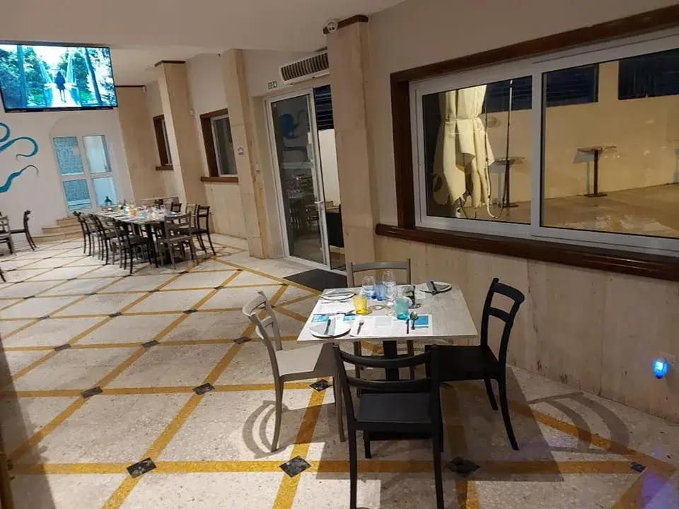 Restaurant/places to eat in Ambassador Hotel Restaurant/places to eat in Ambassador Hotel