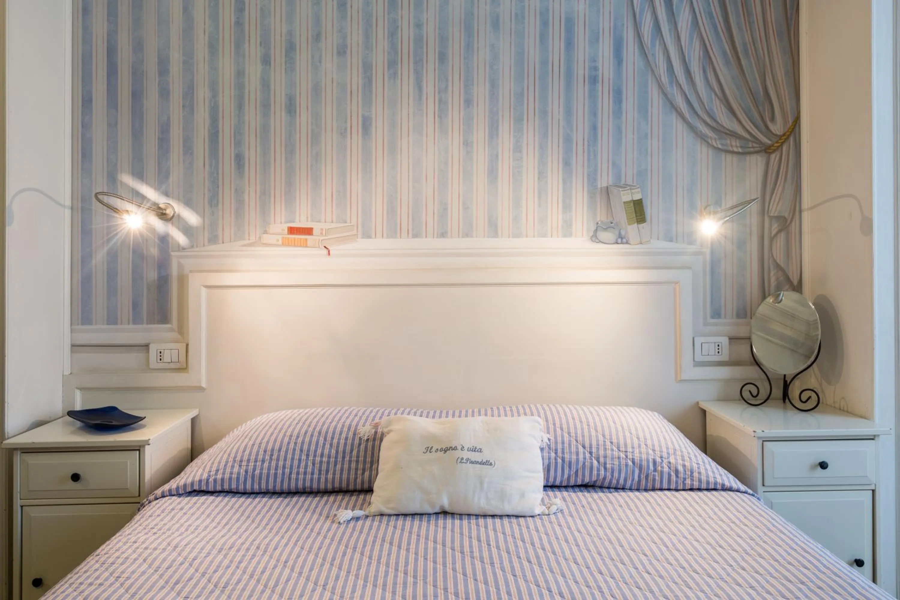 Decorative detail, Bed in Suites Piazza Del Popolo