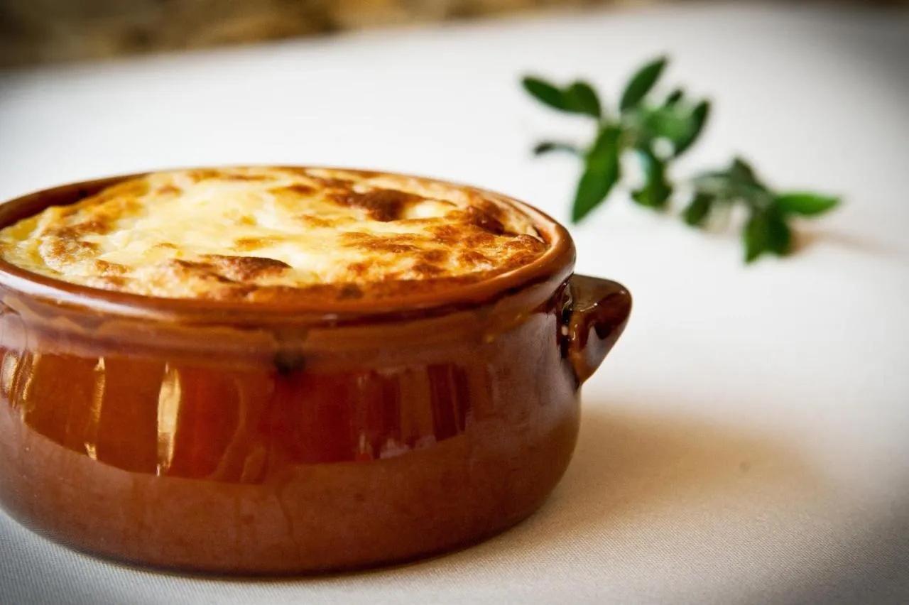 Restaurant/places to eat in Esmeralda Hotel