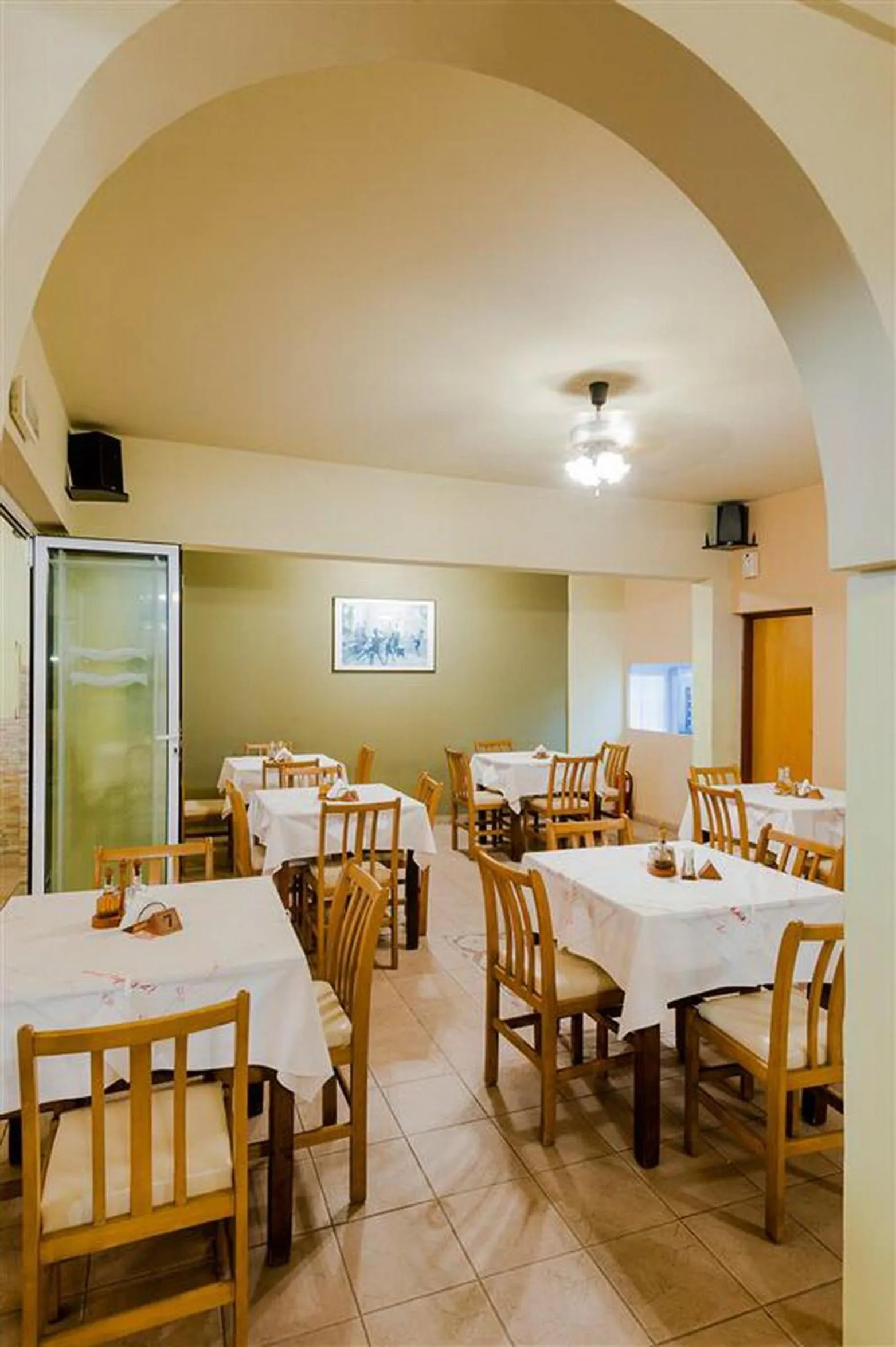 Restaurant/places to eat in Esmeralda Hotel