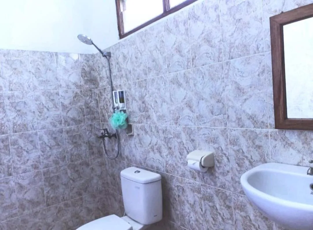 Shower in Green Palace Homestay