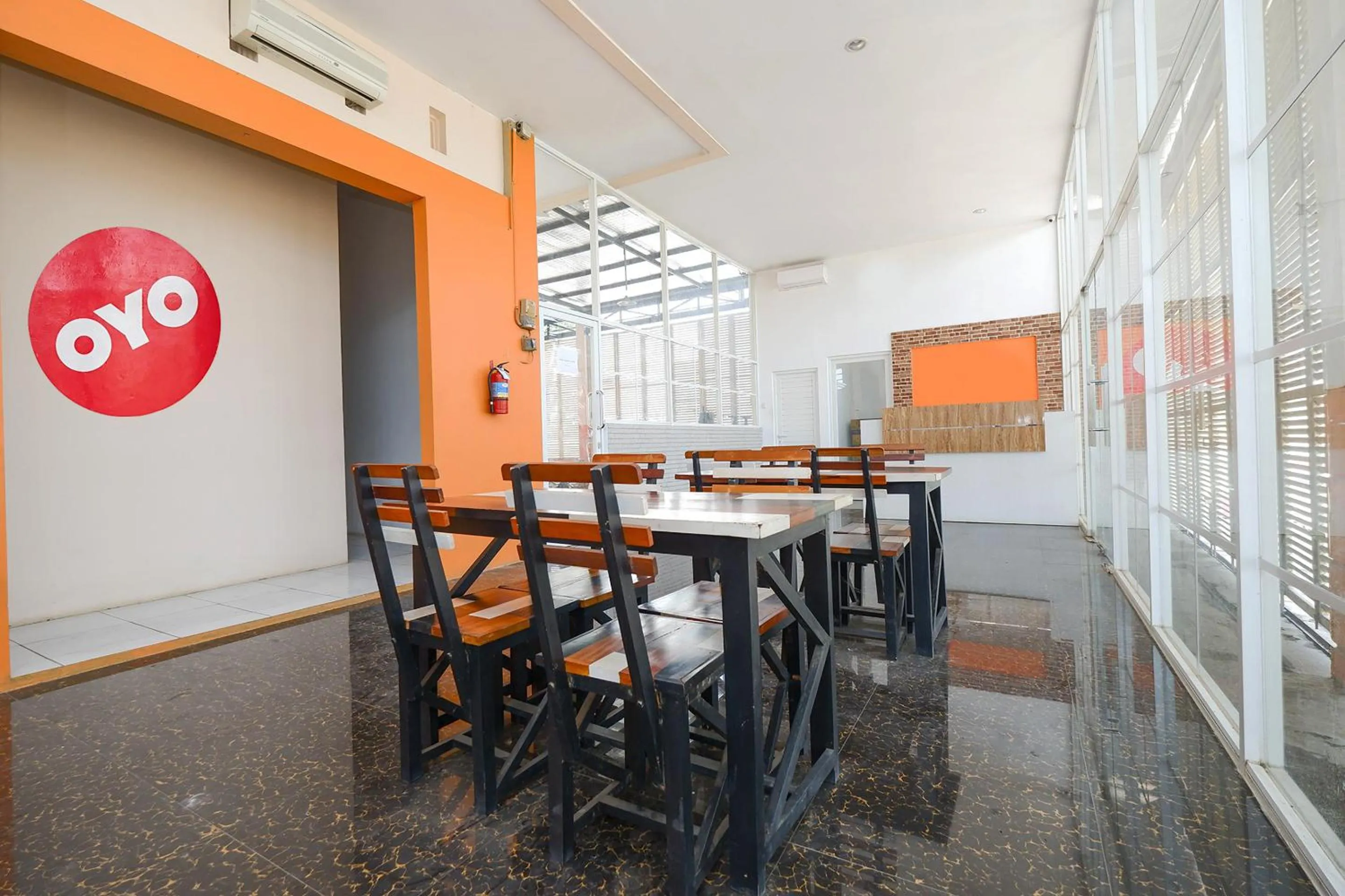 Restaurant/places to eat in Hotel O Unta Residence