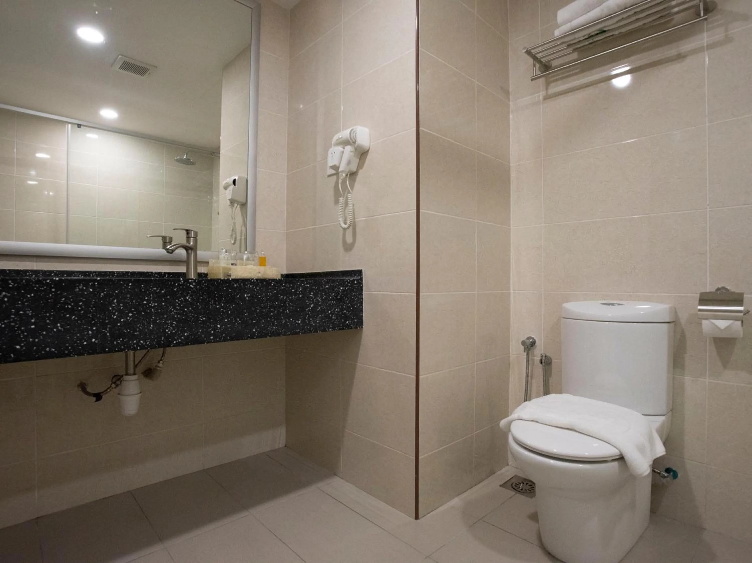 Bathroom in Hotel Holmes Gp