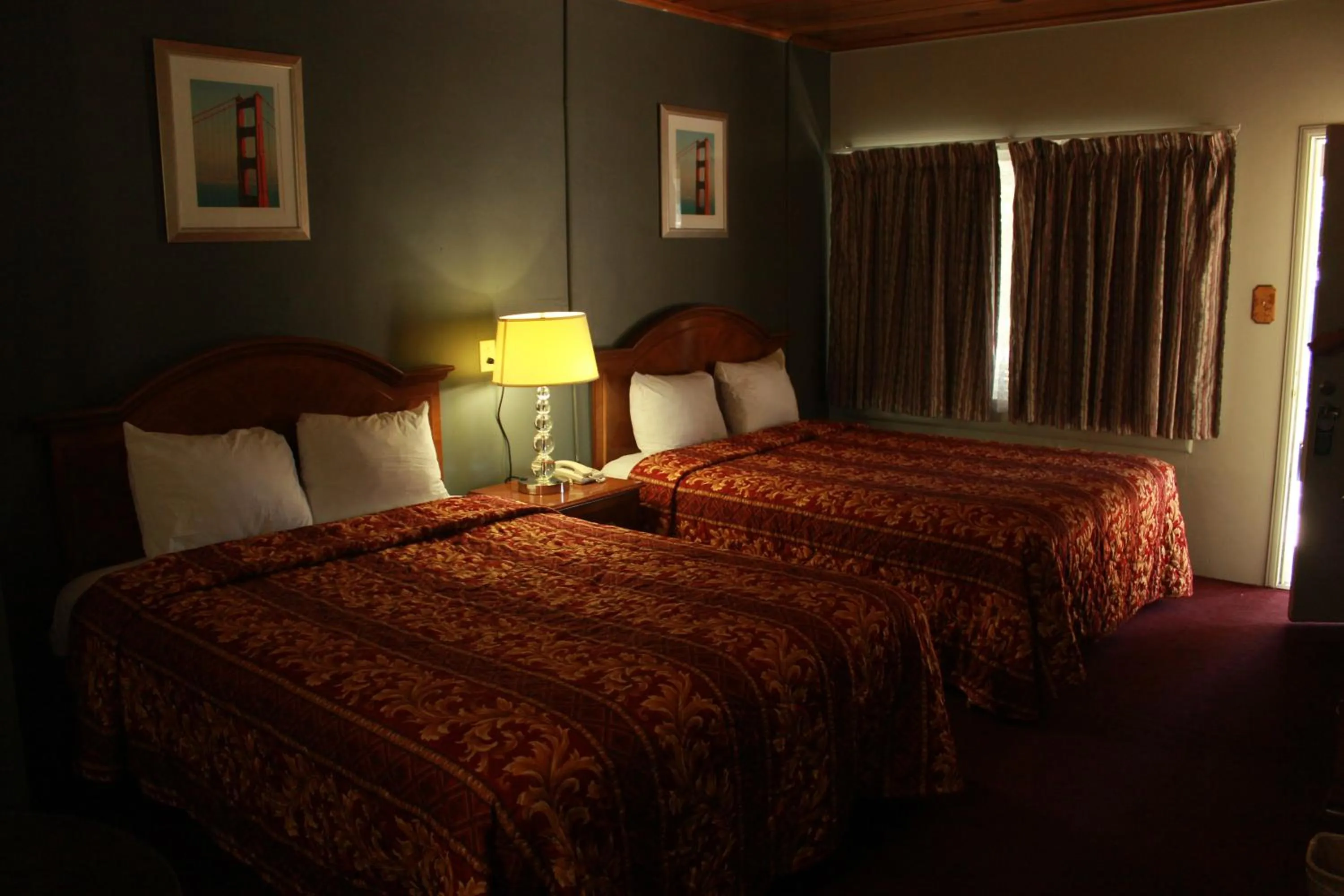 Photo of the whole room, Bed in Budget Inn -Yreka