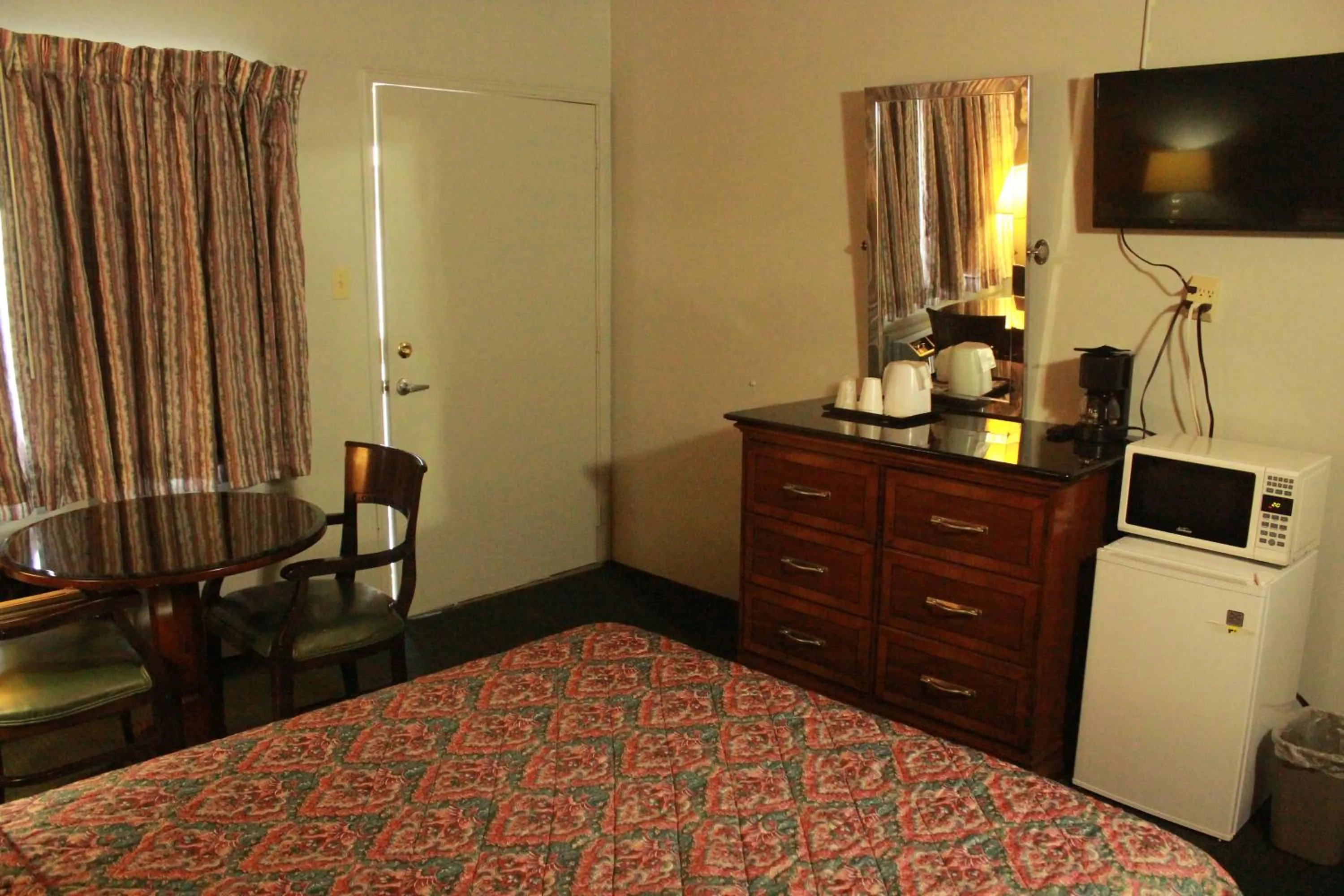 Decorative detail, Bed in Budget Inn -Yreka