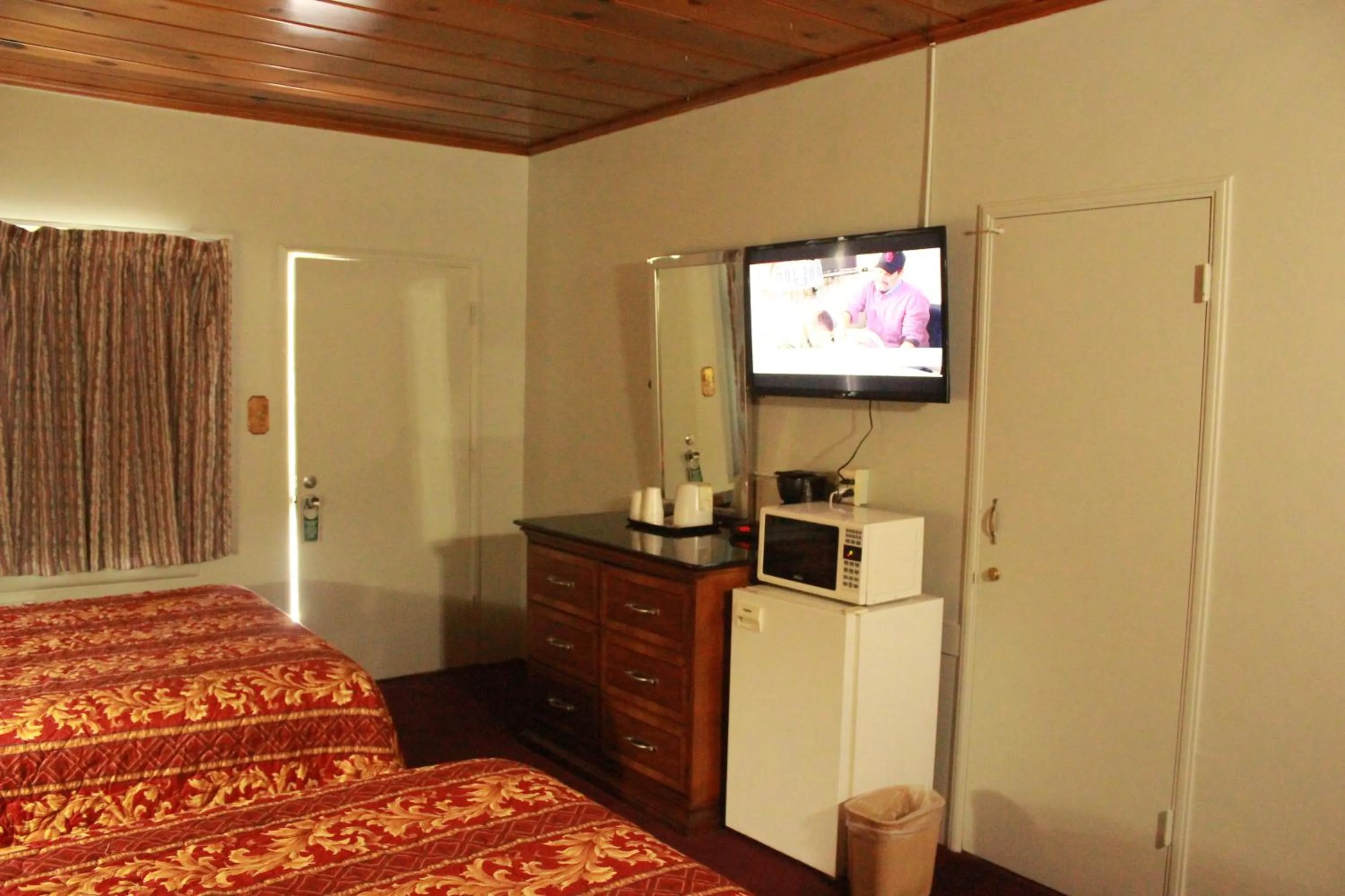 Decorative detail, Bed in Budget Inn -Yreka