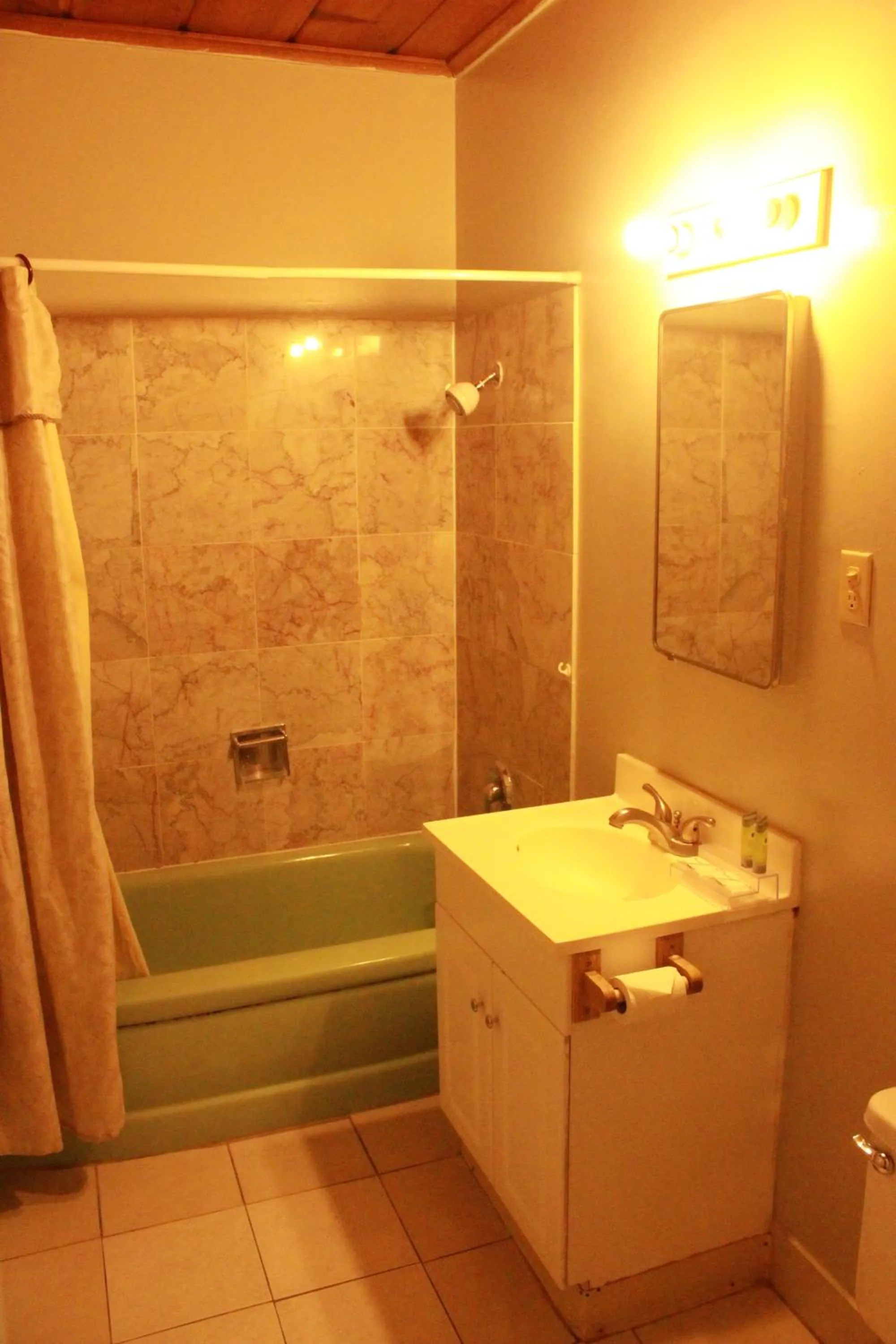 Shower in Budget Inn -Yreka