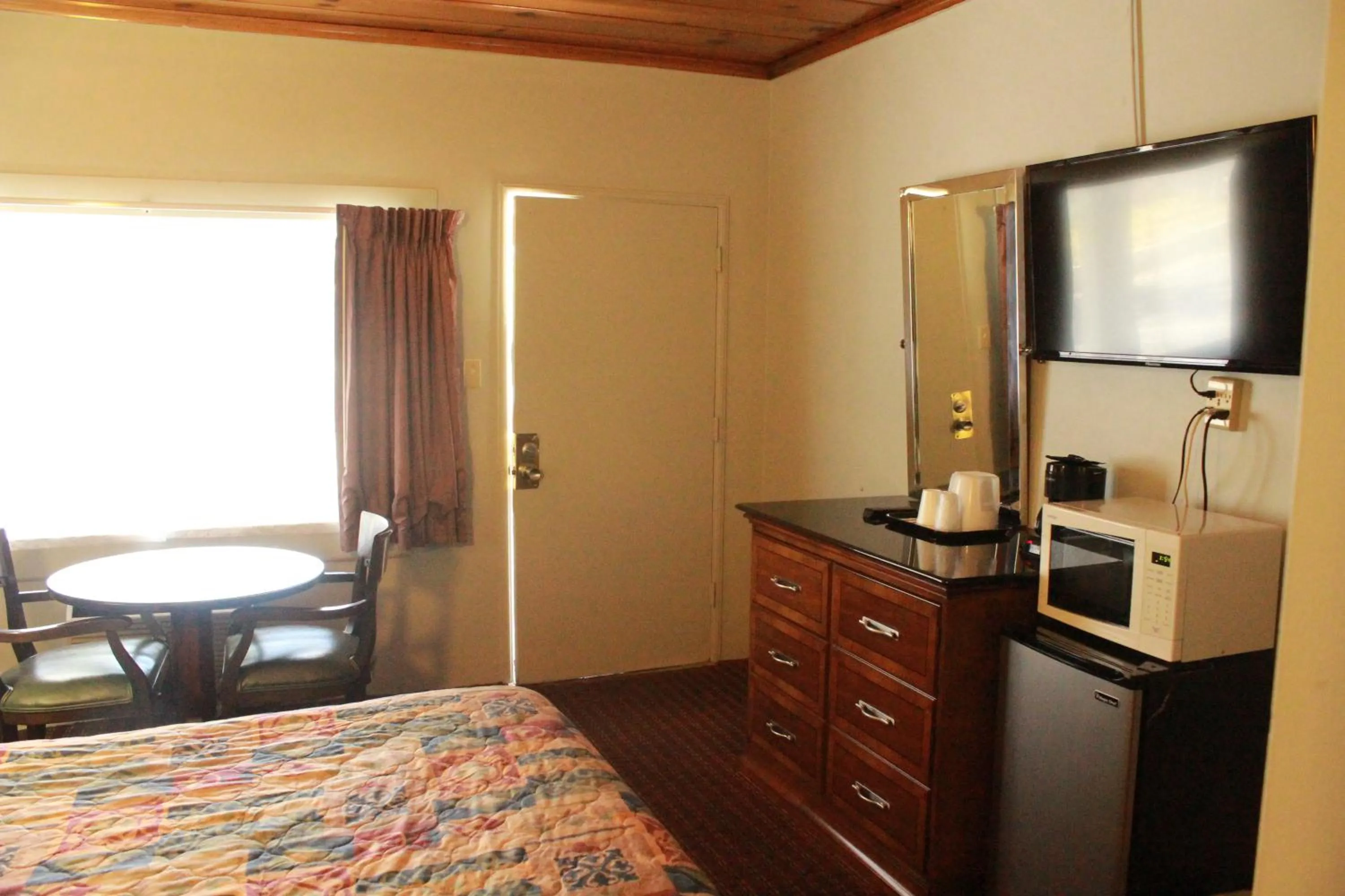 Decorative detail, Bed in Budget Inn -Yreka