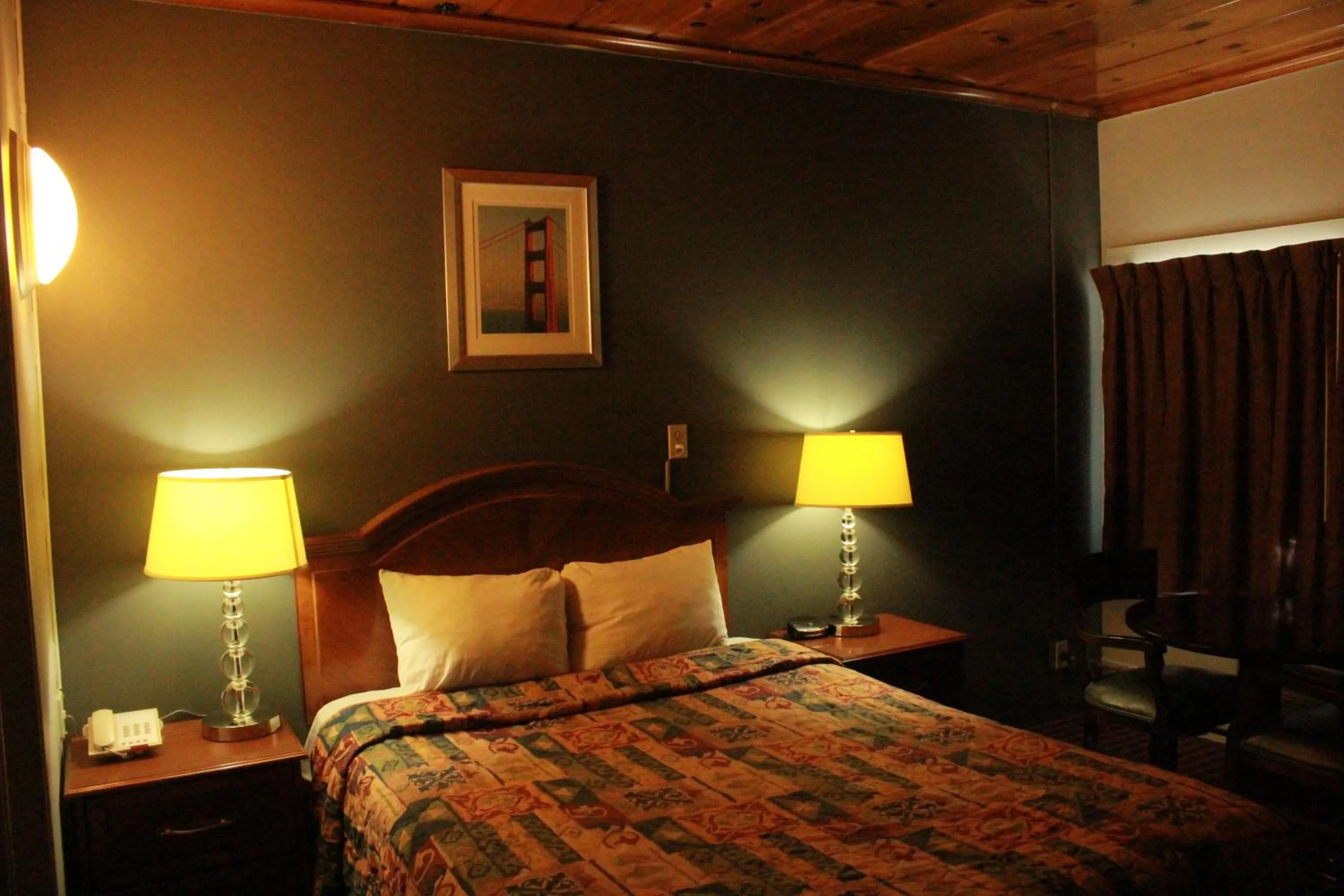 Photo of the whole room, Bed in Budget Inn -Yreka