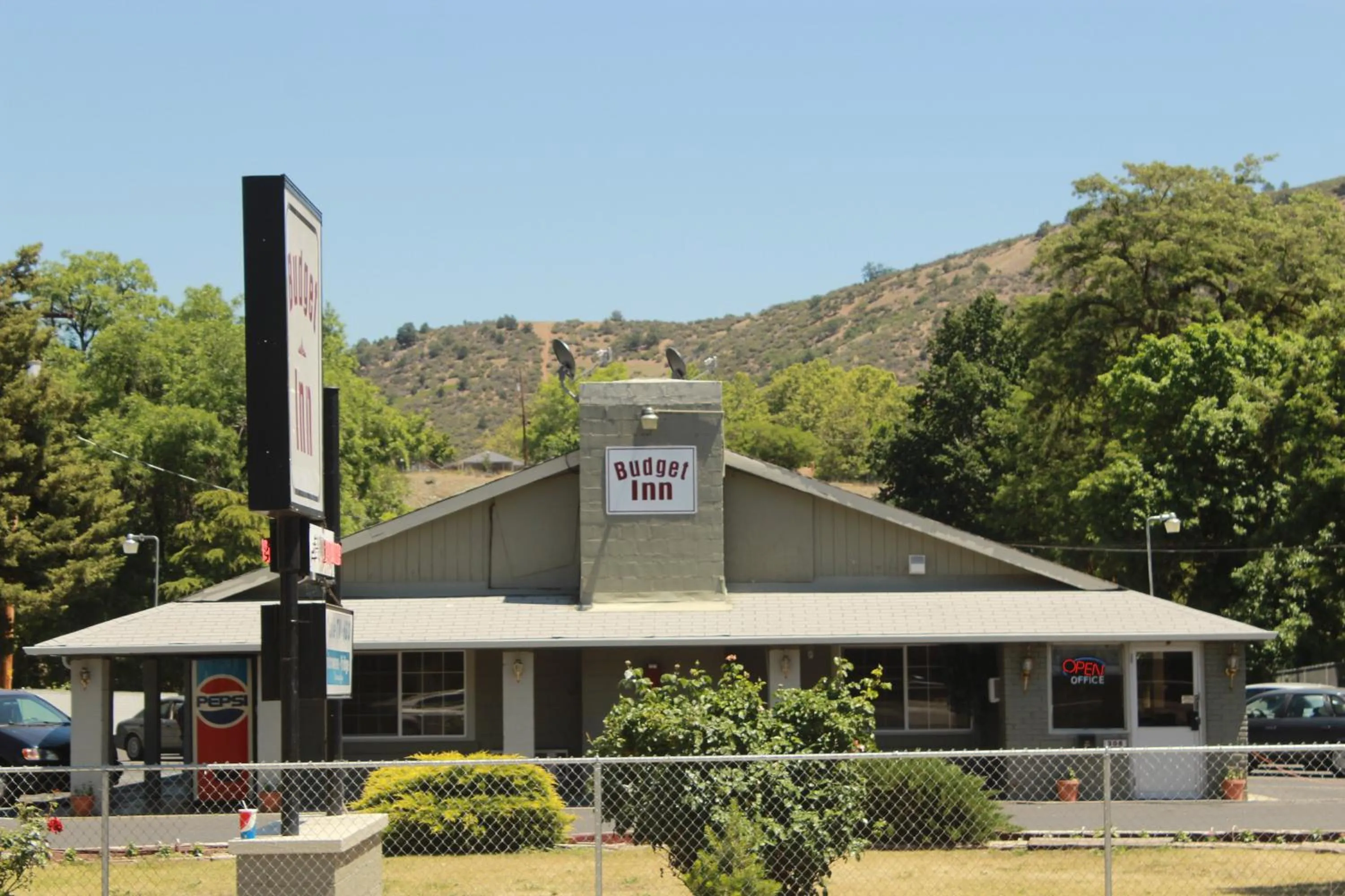 Property building in Budget Inn -Yreka