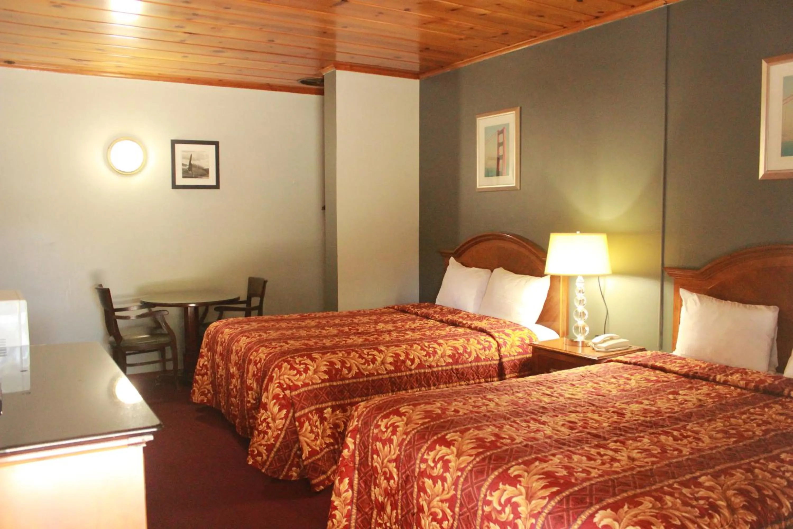 Photo of the whole room, Bed in Budget Inn -Yreka