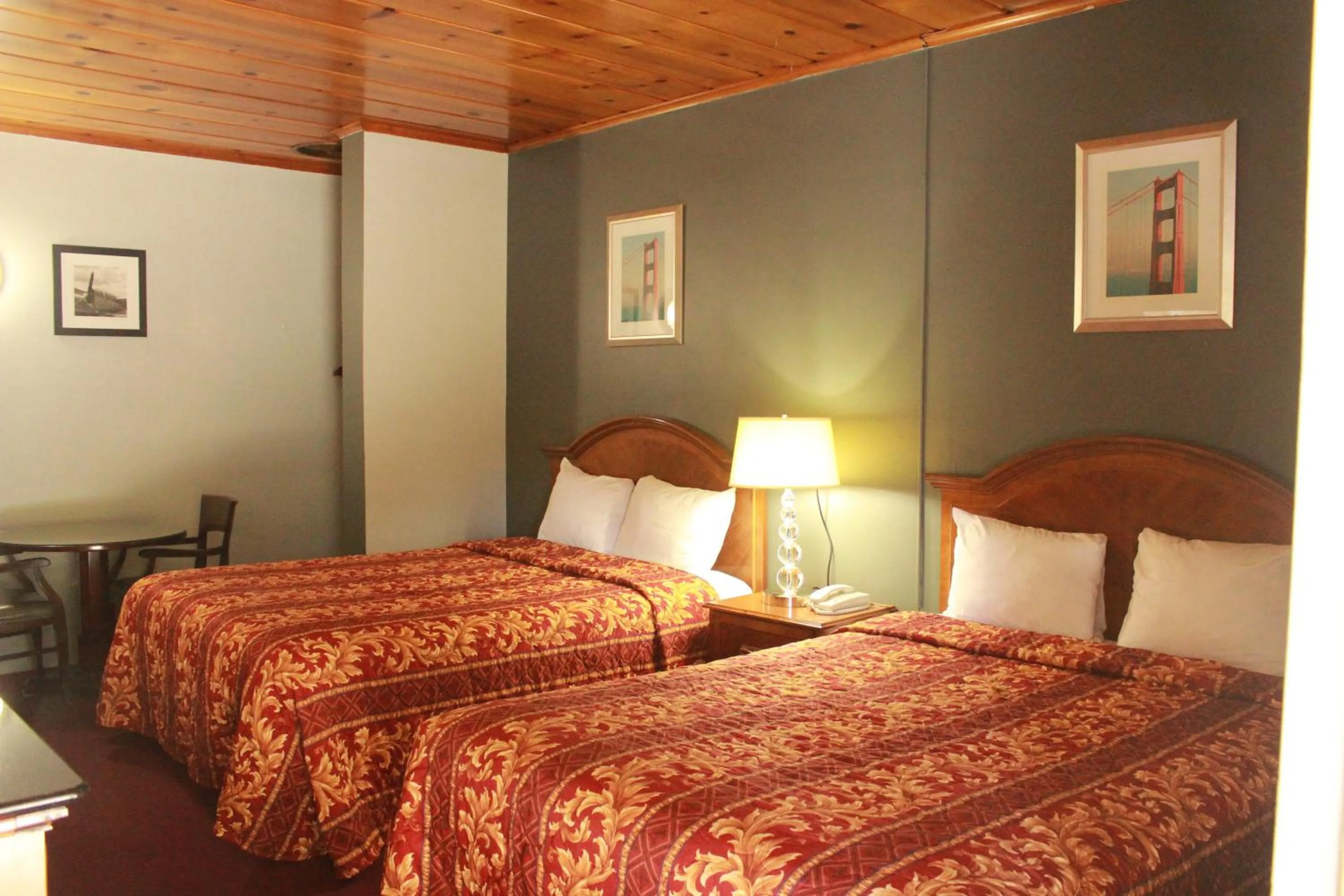 Photo of the whole room, Bed in Budget Inn -Yreka