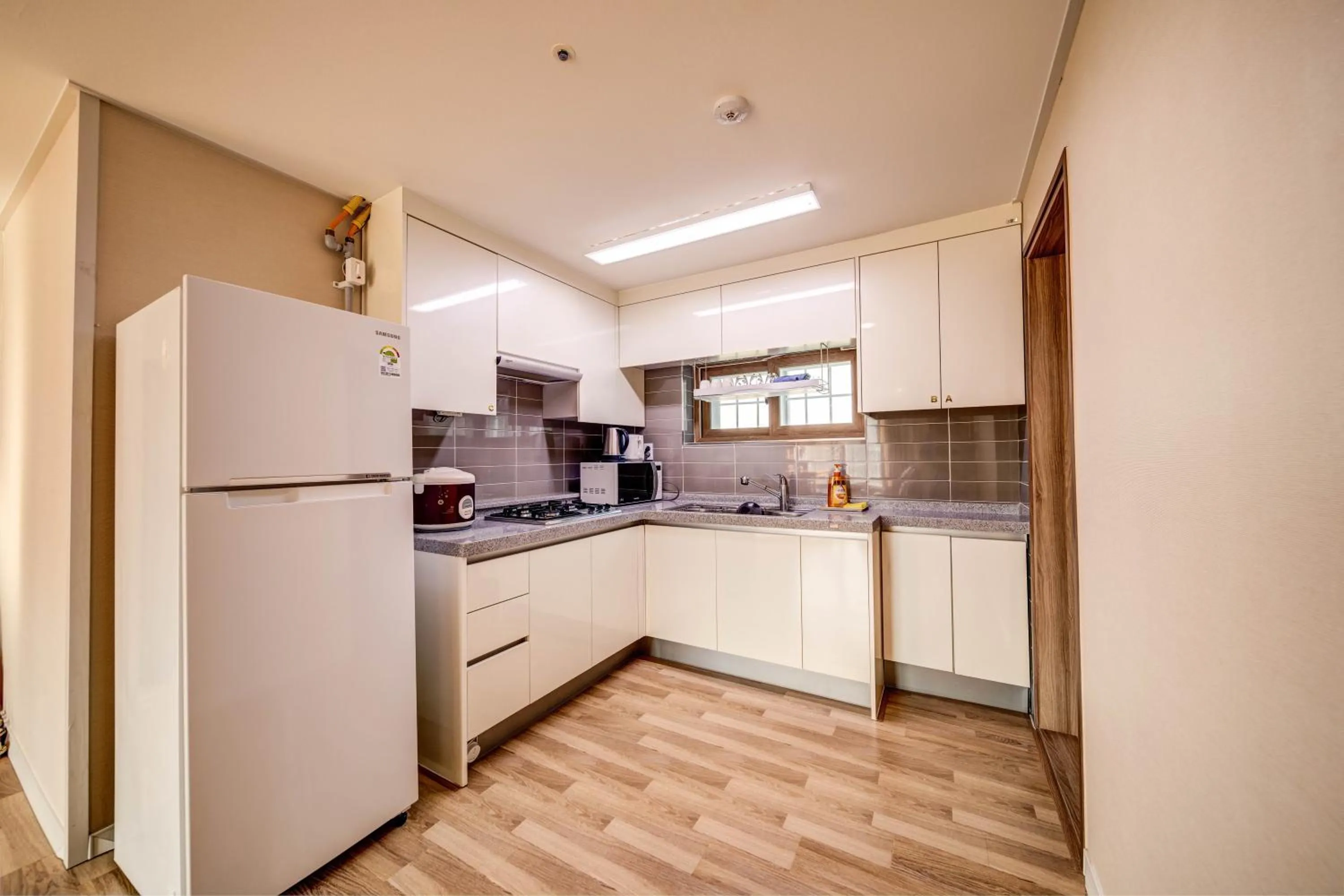 Kitchen or kitchenette in Geoje Oasis Hotel